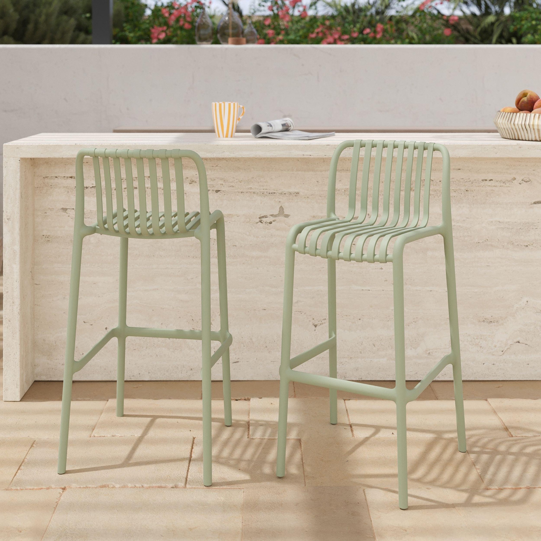 Voir la diapositive 2 : MAISON PAVANE Lot de 2 chaises de bar de jardin 76 cm en plastique vert pastel-Duli