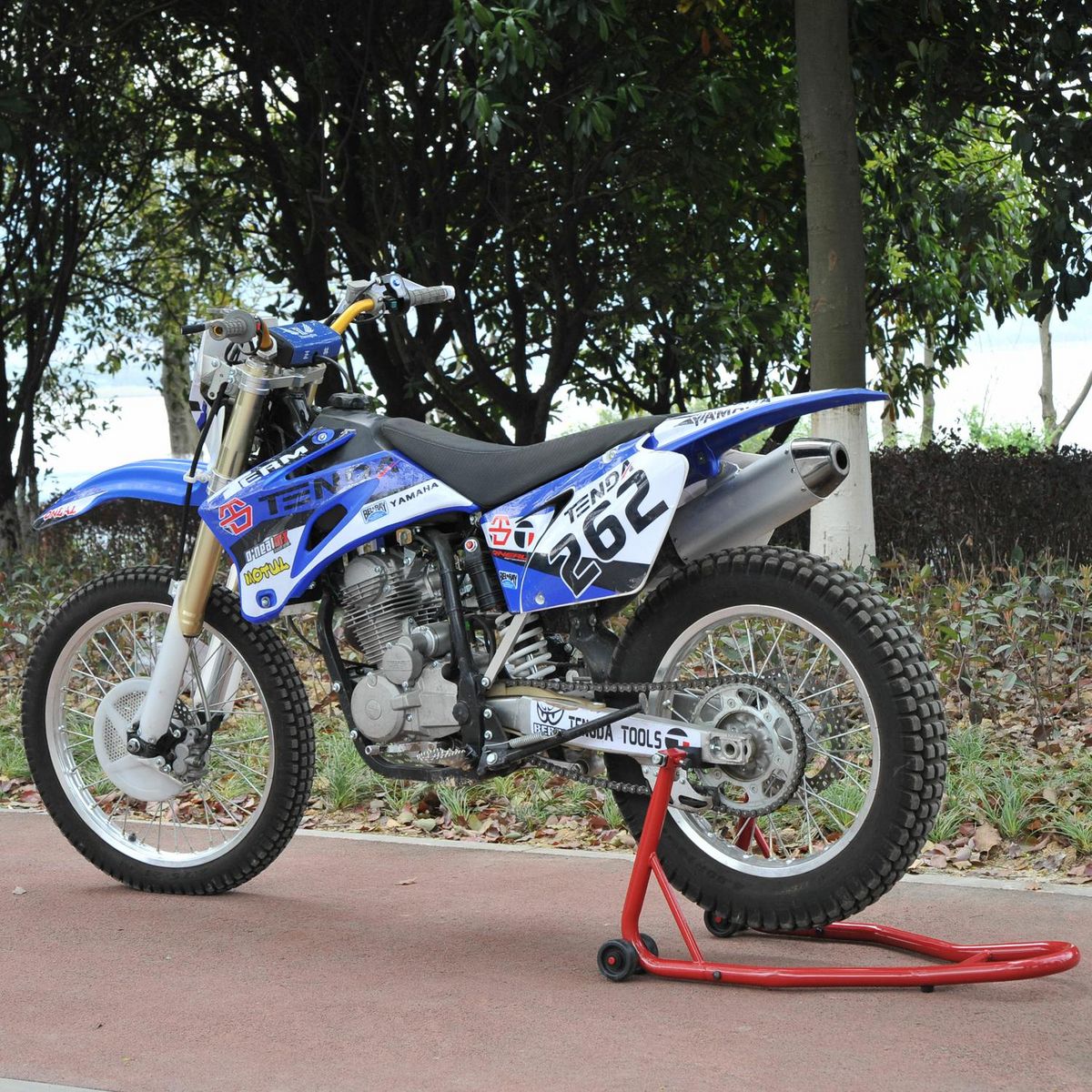 HOMCOM Support béquille de moto arrière lève moto arrière sur roulettes avec adaptateurs caoutchouc rouge et noir