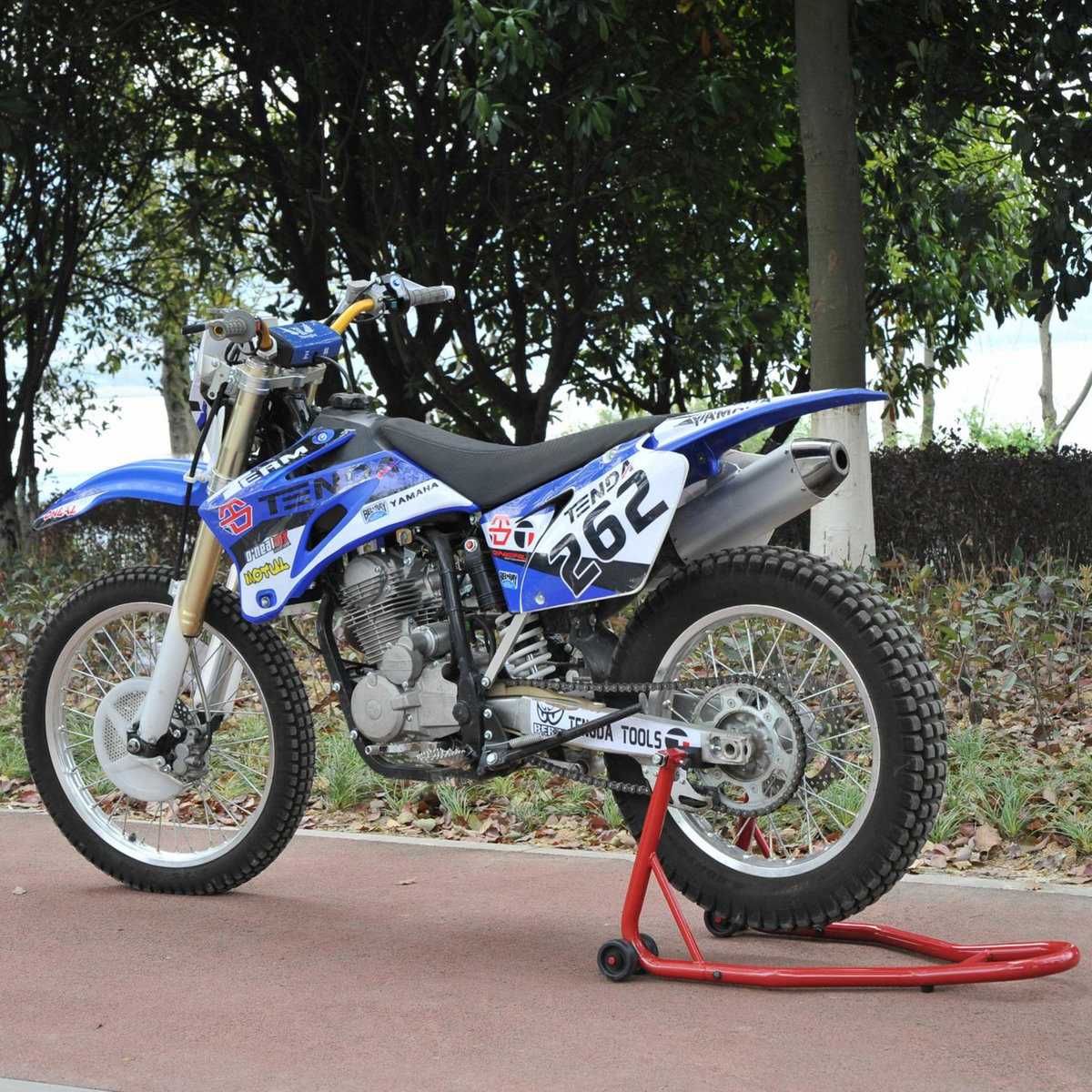 HOMCOM Support béquille de moto arrière lève moto arrière sur roulettes avec adaptateurs caoutchouc rouge et noir