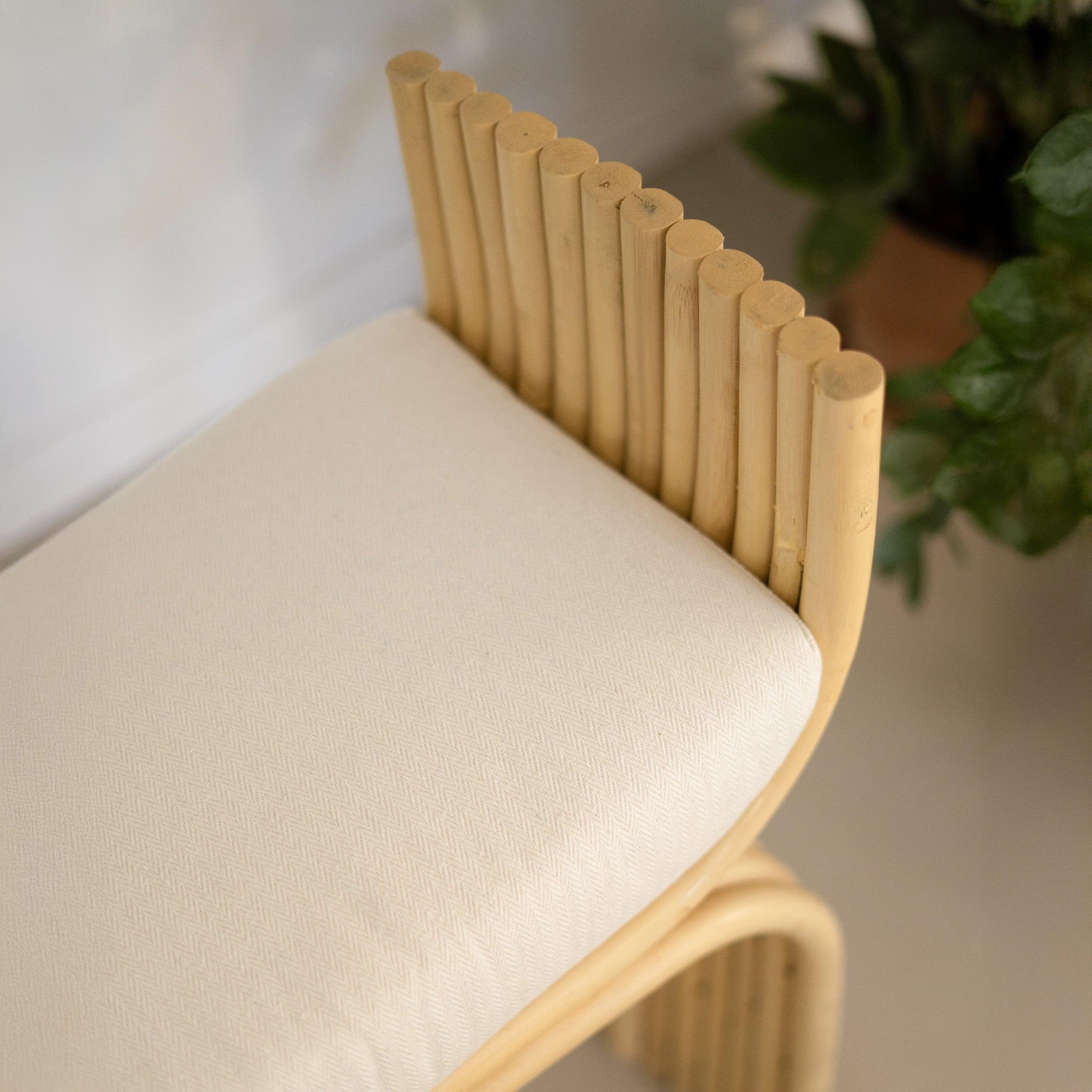 Voir la diapositive 6 : MAISON PAVANE Tabouret en rotin et coussin blanc-réane