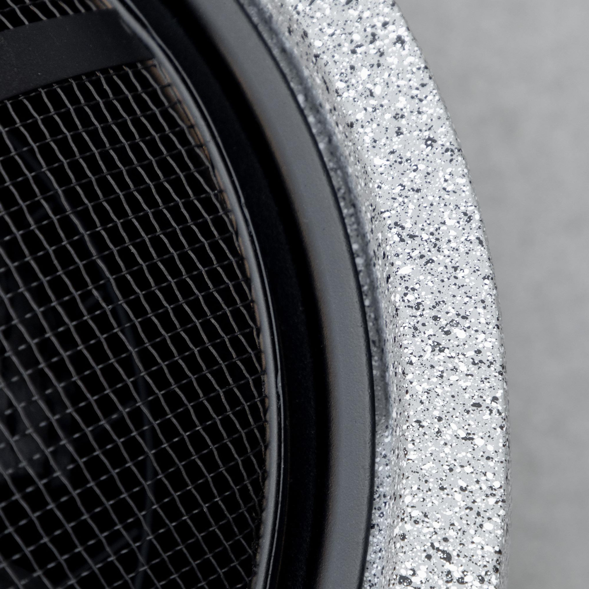Voir la diapositive 6 : OUTSUNNY Brasero design cheminée foyer extérieur dim. Ø 45 x 34H cm grille couvercle tisonnier métal noir MGO aspect pierre