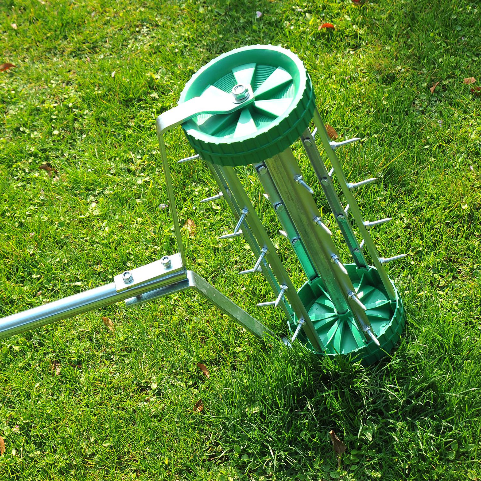 Voir la diapositive 6 : OUTSUNNY Rouleau aérateur pour pelouse avec manche télescopique 98l x 45l x 87h cm vert