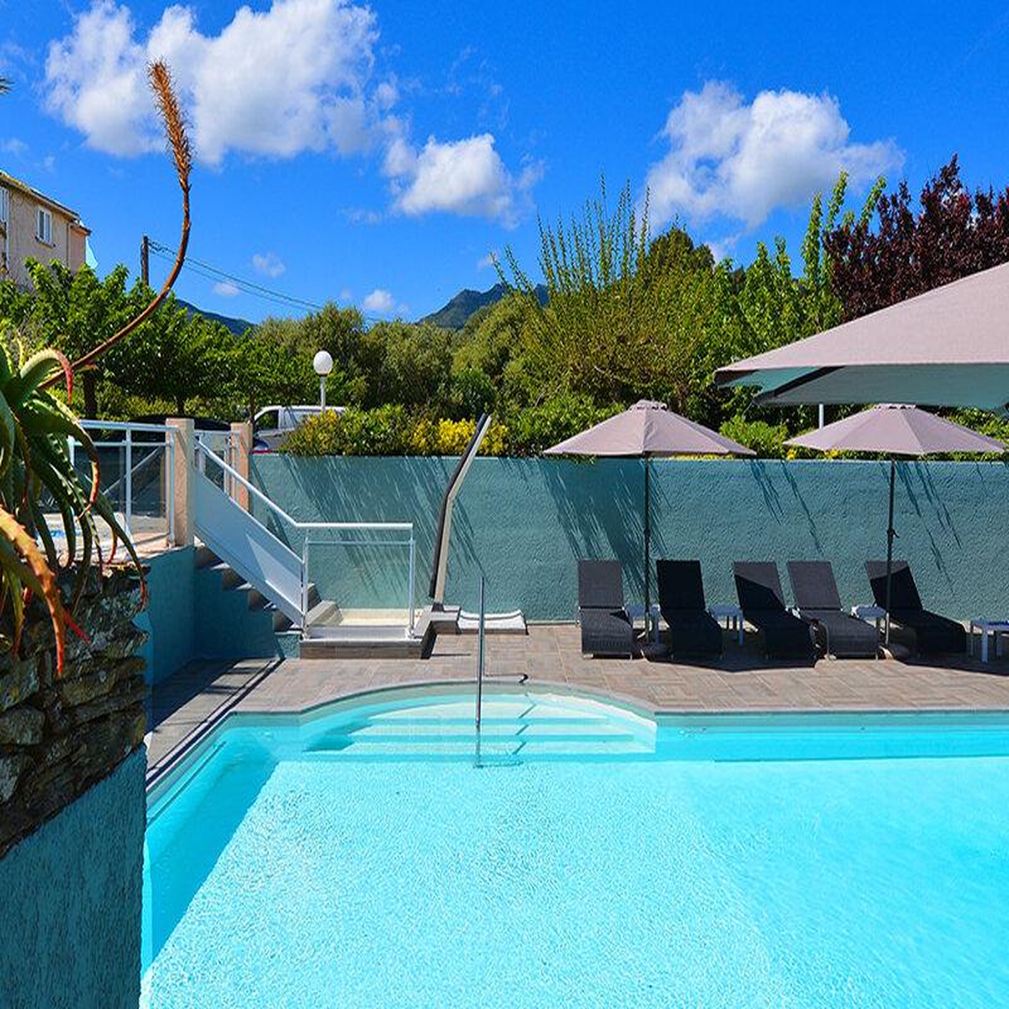 Voir la diapositive 2 : Smartbox Escapade corse de 2 jours en hôtel 4* avec champagne - Coffret Cadeau Séjour