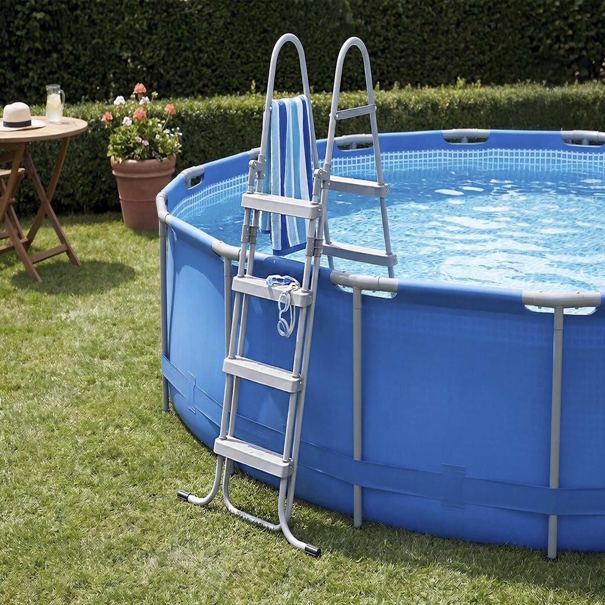 Voir la diapositive 2 : Habitat et Jardin Escalier de piscine avec système de sécurité enfant  Milo  - Gris