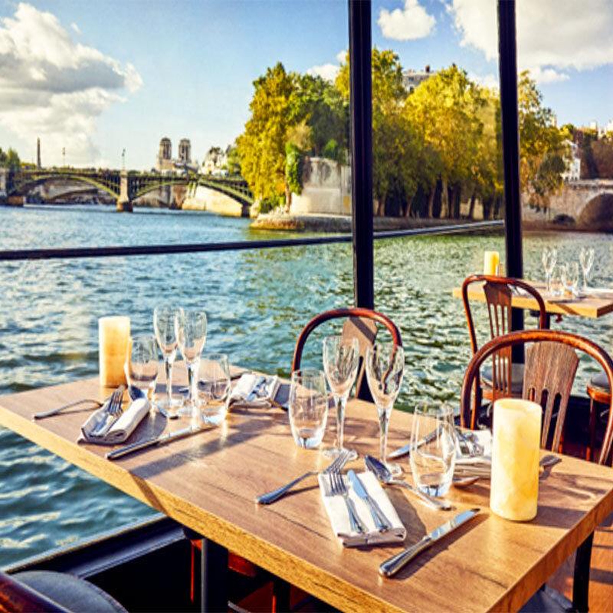 Voir la diapositive 3 : Smartbox Croisière sur la seine à paris avec dîner et champagne pour 2 - coffret cadeau gastronomie