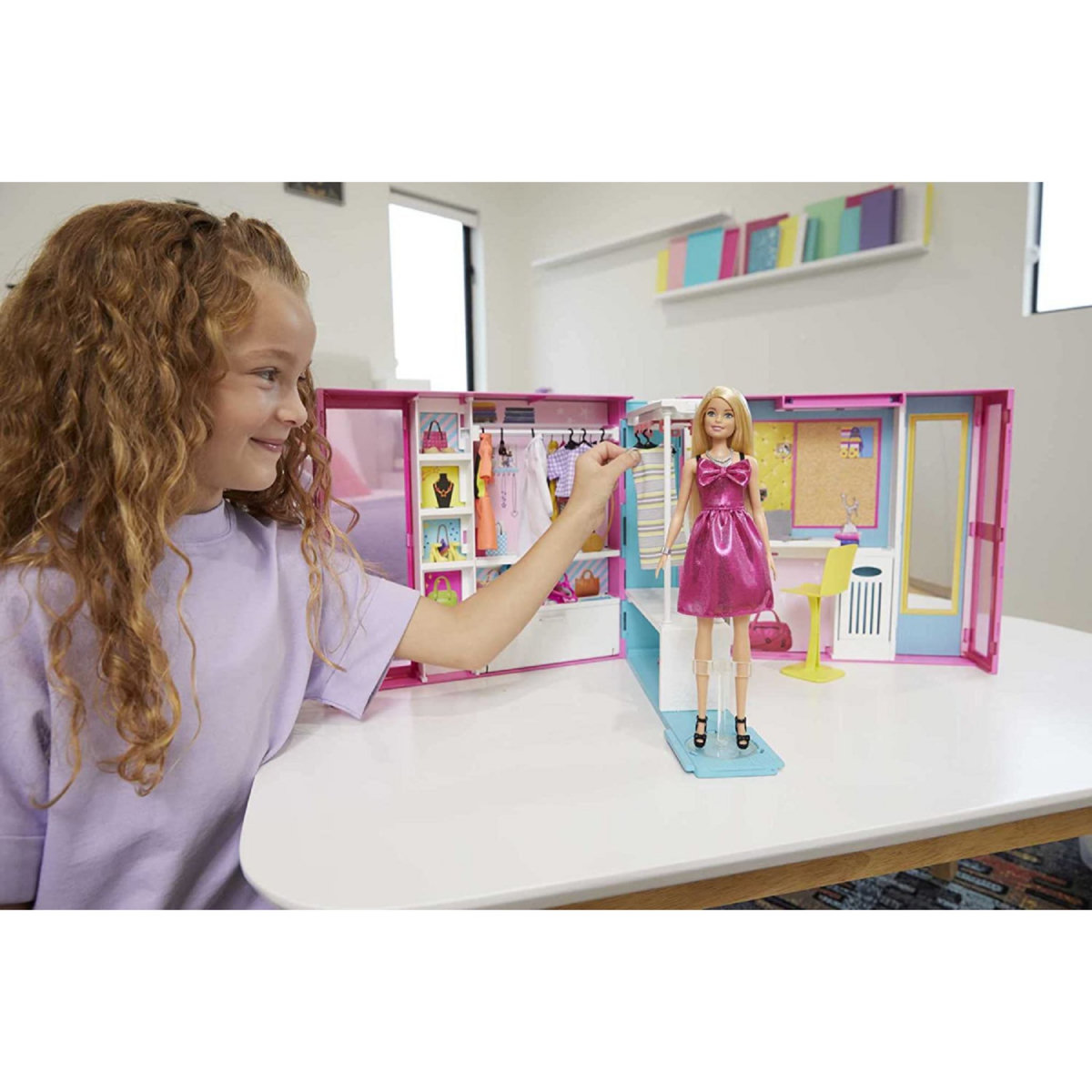 BARBIE Dressing avec poupée Barbie et accessoires