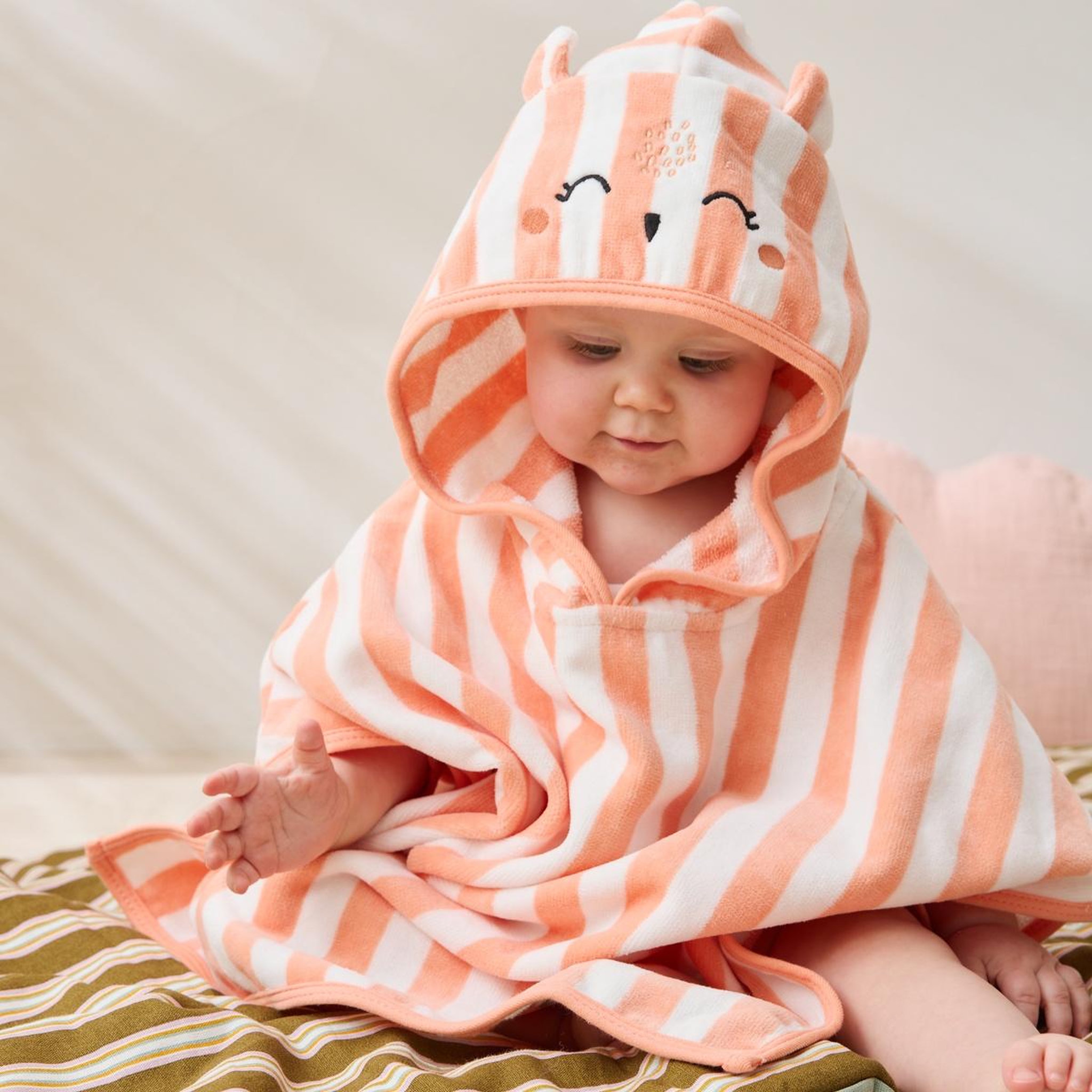Voir la diapositive 4 : PETIT BEGUIN Poncho de bain bébé honfleur