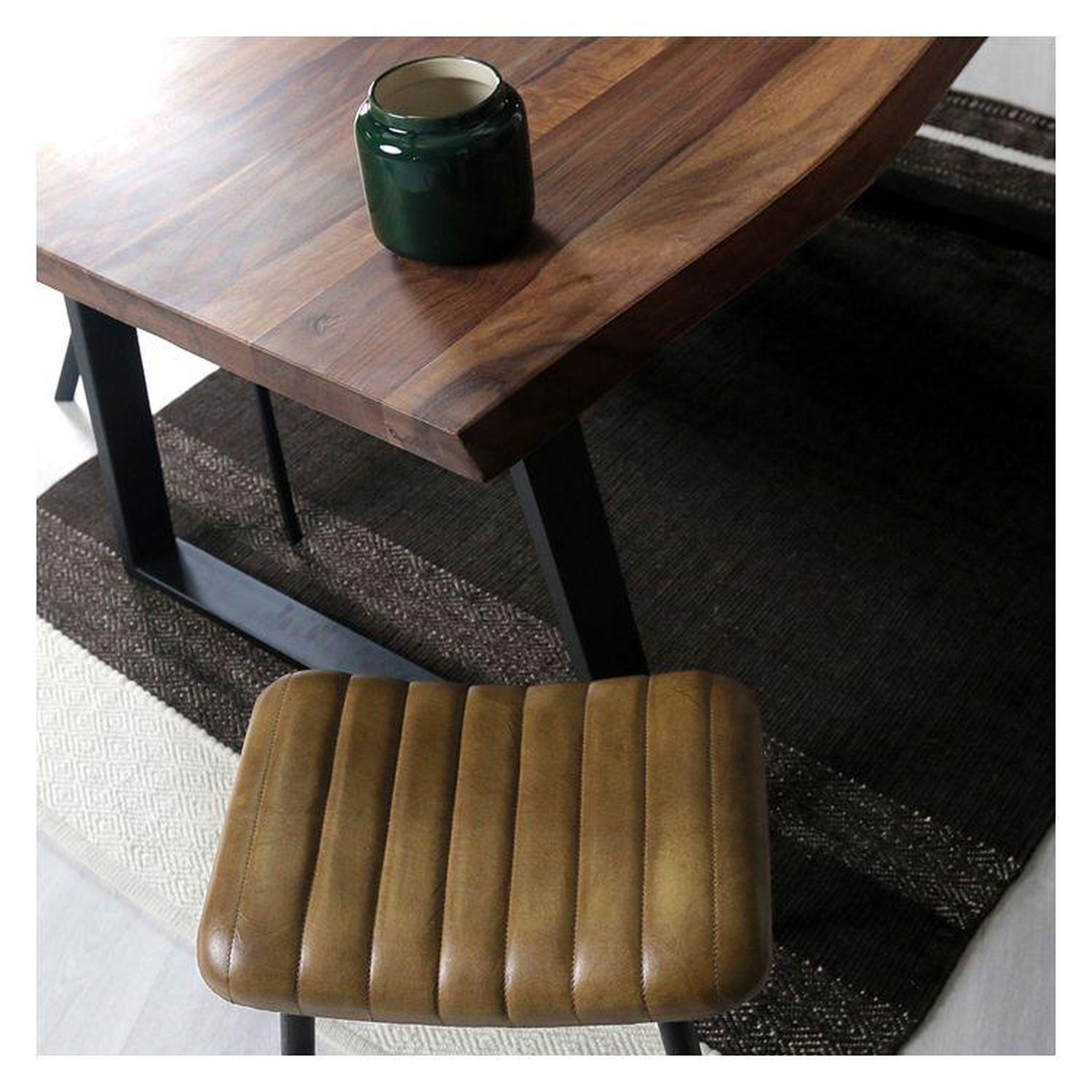 Voir la diapositive 6 : MAISON PAVANE Tabouret en cuir camel matelassé-bidar