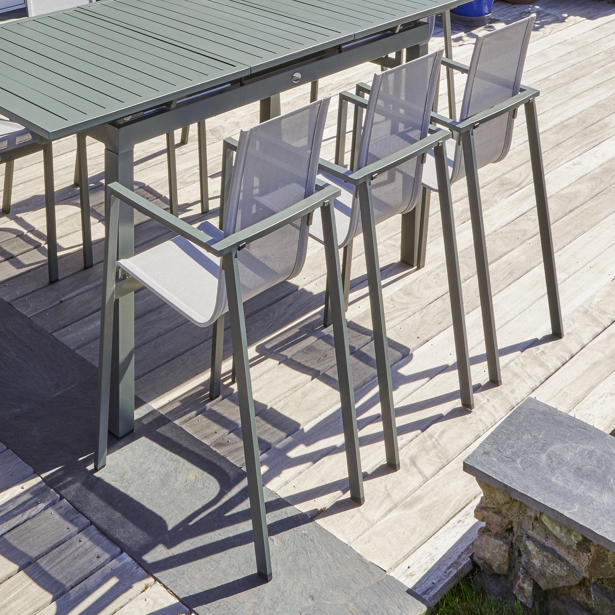 Voir la diapositive 4 : DCB GARDEN Lot de 2 fauteuils de jardin empilables en aluminium