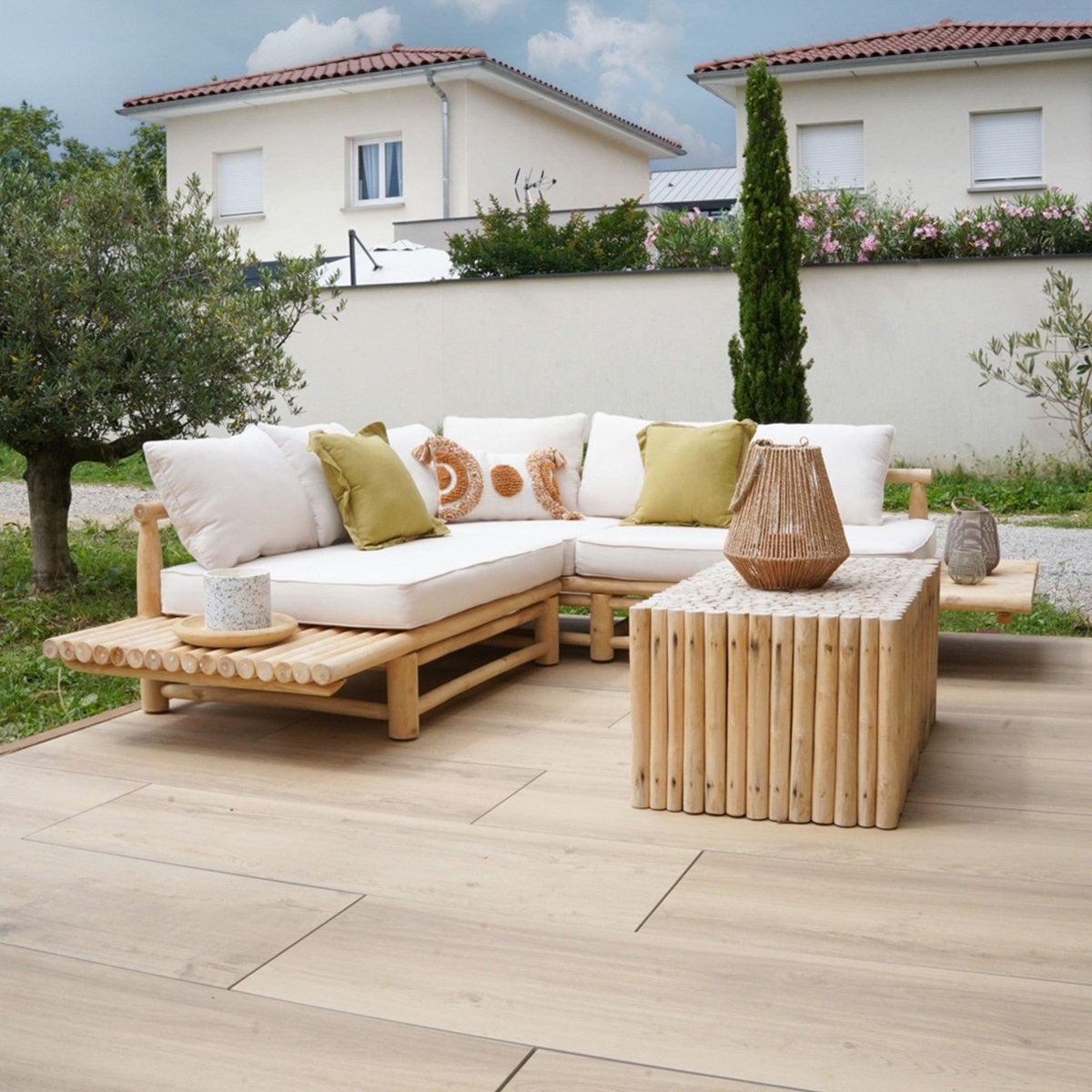 Rendez vous déco Canapé d'angle de jardin 4 places en teck et coussins blancs-Sunny