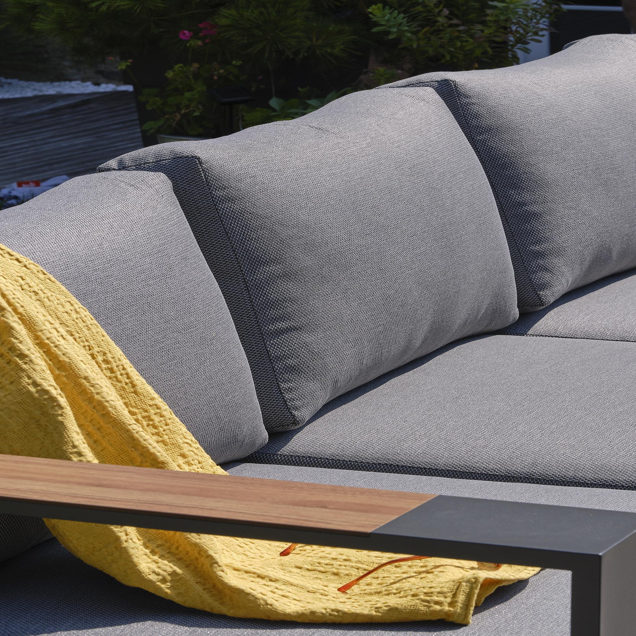 Voir la diapositive 6 : DCB GARDEN Salon de jardin 5 places en aluminium et accoudoirs en HPL