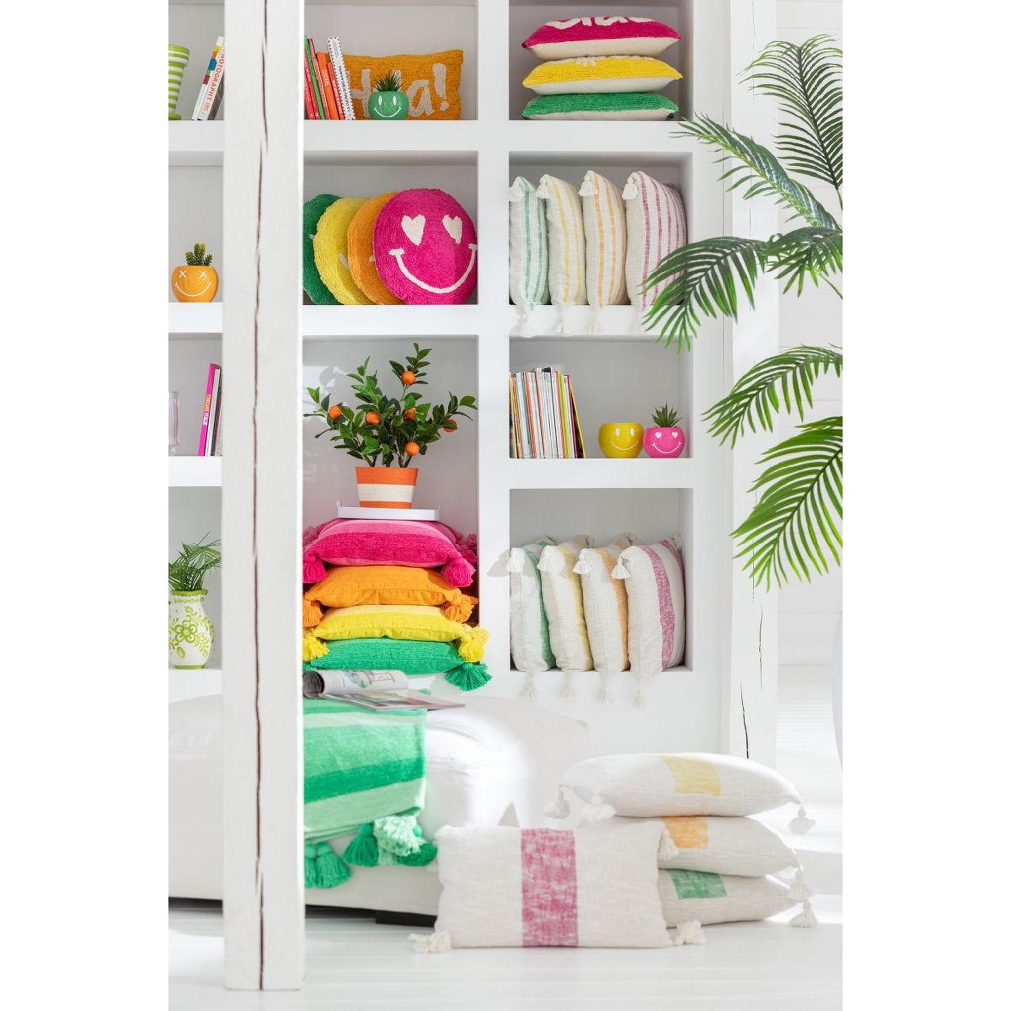 Voir la diapositive 4 : J-LINE Coussin déco tufté smiley  polly  45cm rose