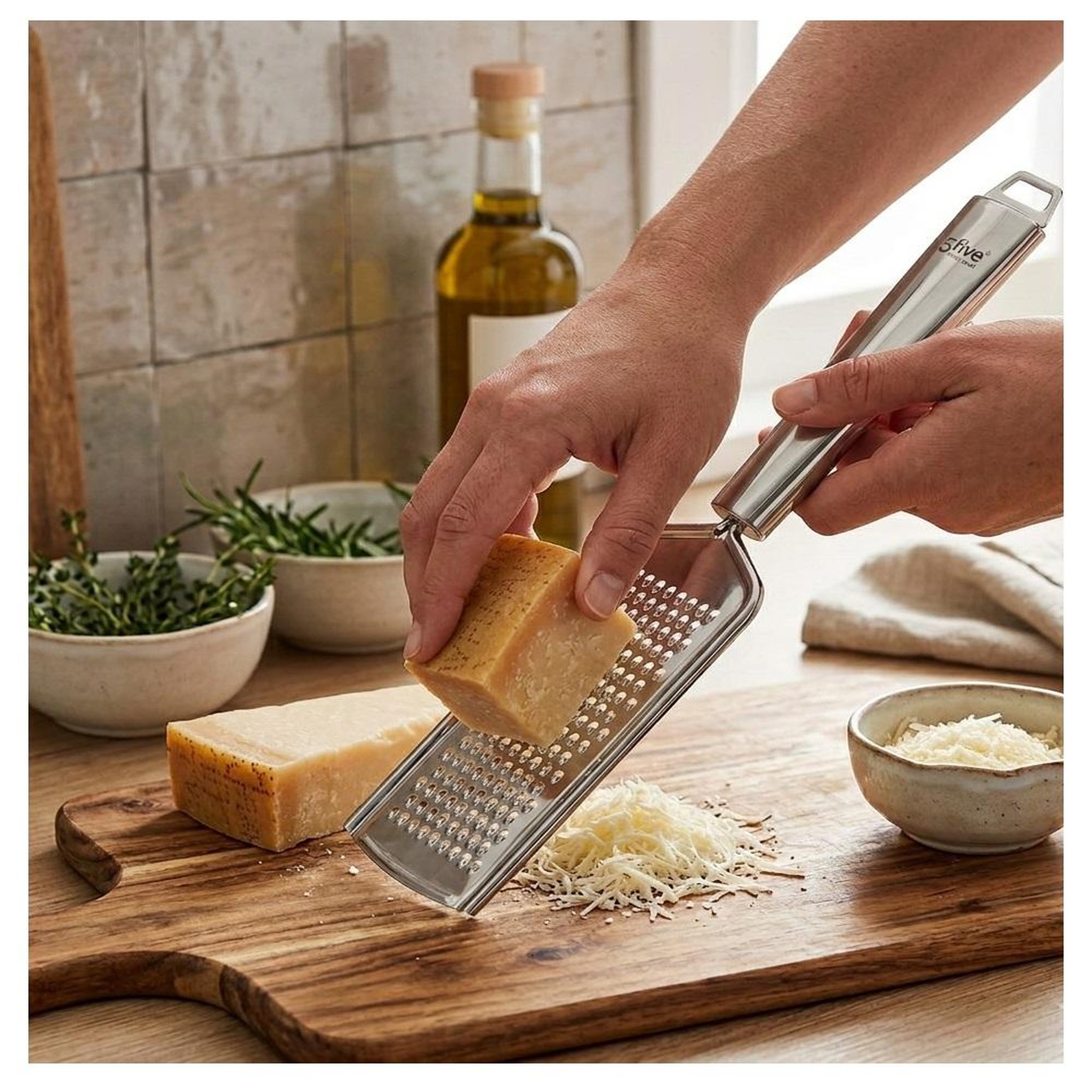 Voir la diapositive 6 : Eden Râpe a fromage en acier luxe design et moderne