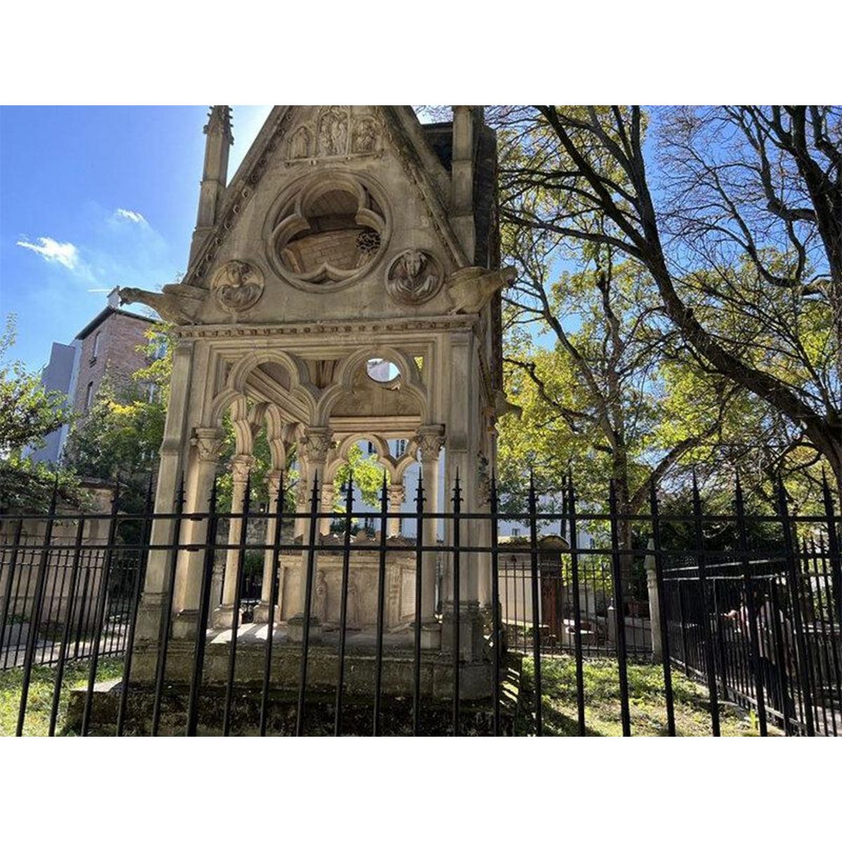 Smartbox Visite guidée en famille du cimetière du Père Lachaise pour 4 personnes à Paris - Coffret Cadeau Sport & Aventure