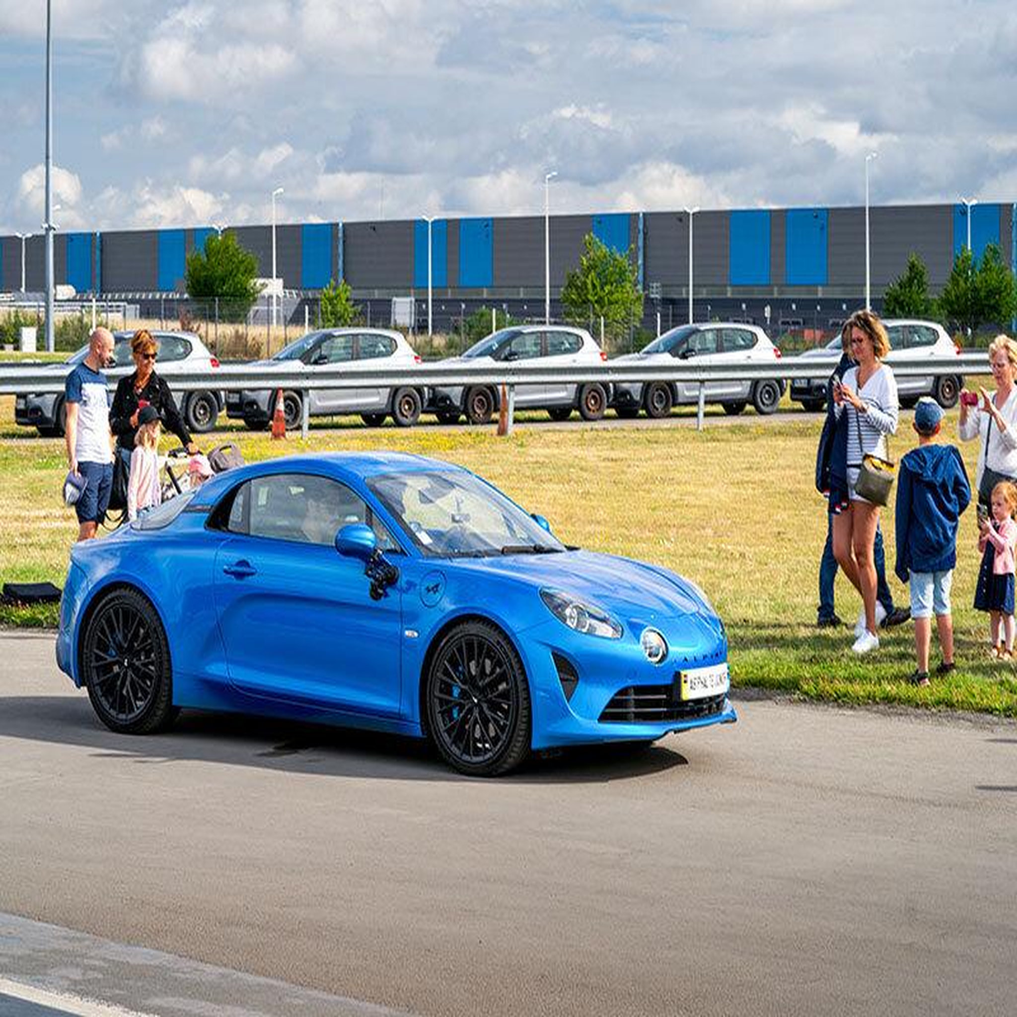 Voir la diapositive 3 : Smartbox Stage de pilotage enfant : 5 tours de circuit en alpine a110 s ou bmw m2 - coffret cadeau sport & aventure