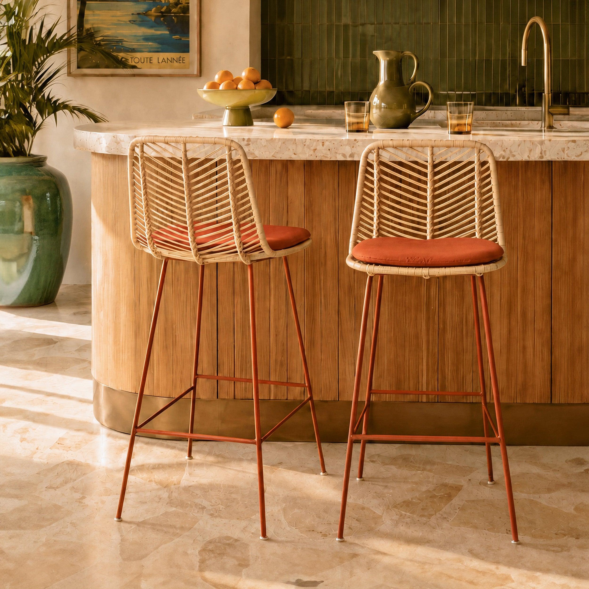 Voir la diapositive 2 : MAISON PAVANE Lot de 2 chaises pour îlot central 66 cm en rotin et tissu orange-tamara