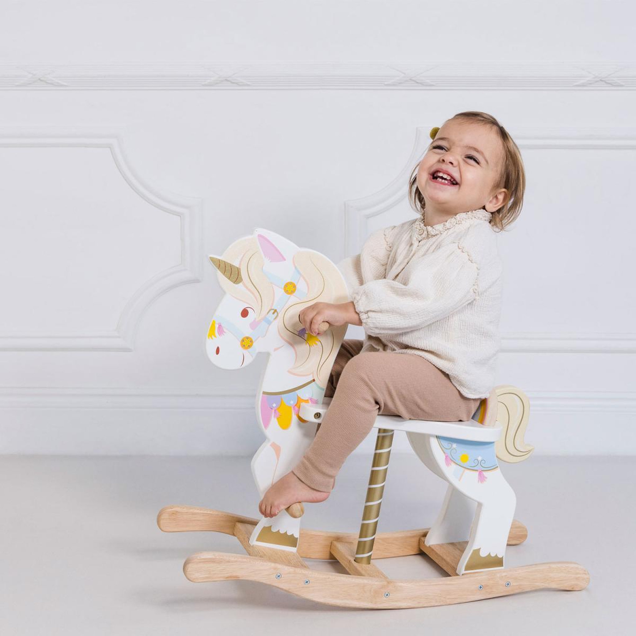 Voir la diapositive 3 : Le Toy Van Cheval à bascule - licorne multicolore