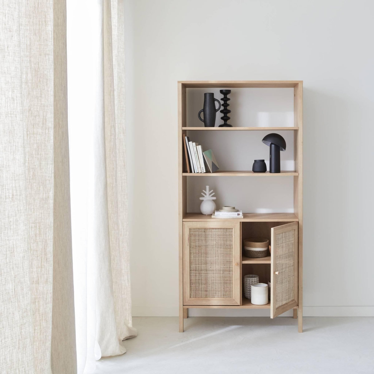 SWEEEK Bibliothèque décor bois et cannage - Bohème - 4 niveaux. 2 portes. 5 étagères