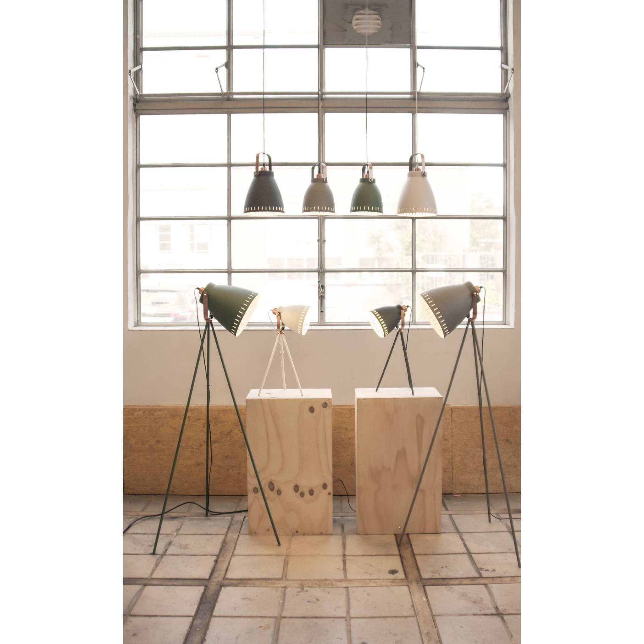 Voir la diapositive 2 : Leitmotiv Lampadaire design trepied mingle