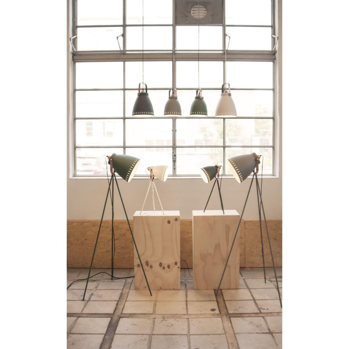 Leitmotiv Lampadaire design trepied Mingle