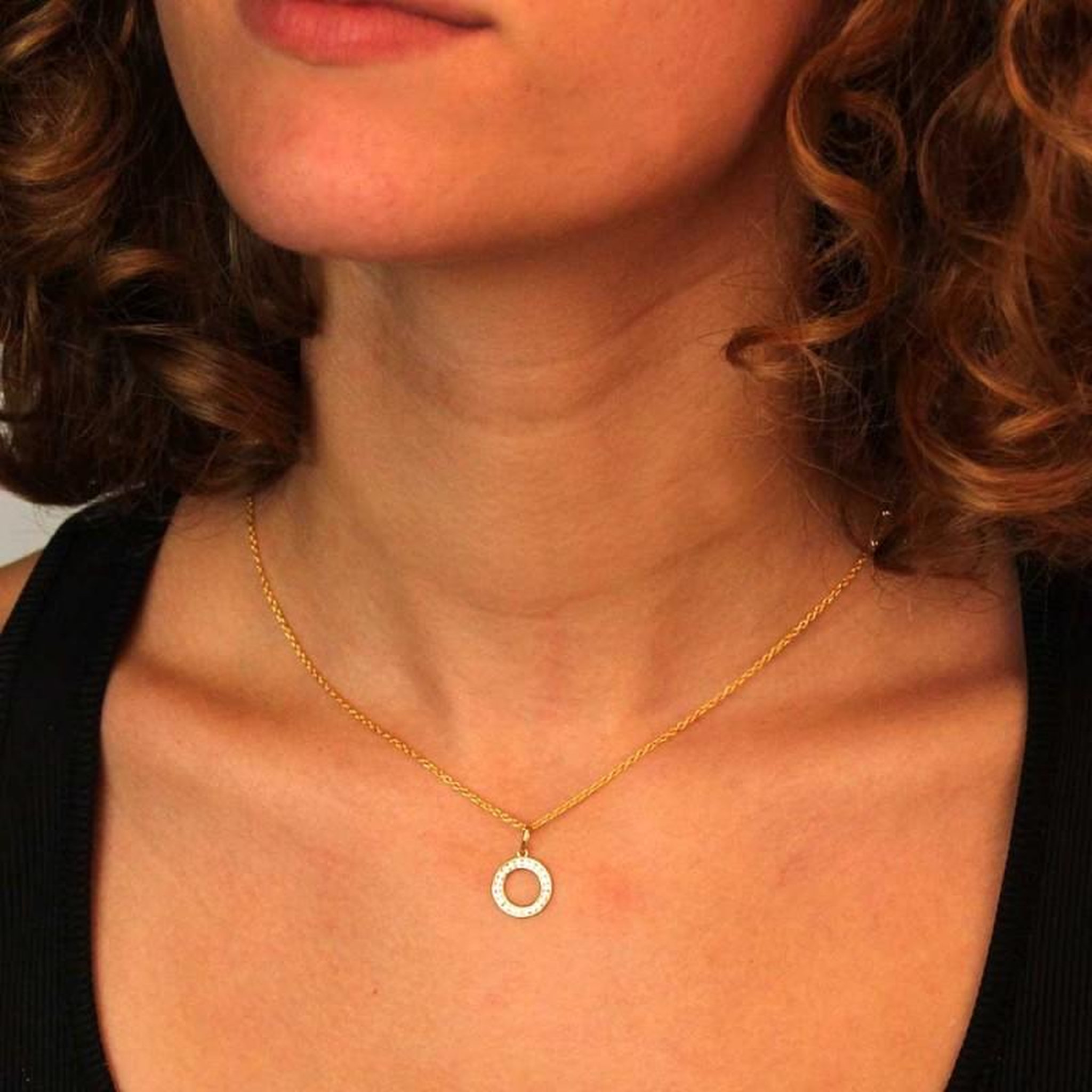 Voir la diapositive 2 : L'ATELIER D'AZUR Collier - Pendentif Or Jaune Cercle Serti de Zirconiums - Chaine Dorée Offerte
