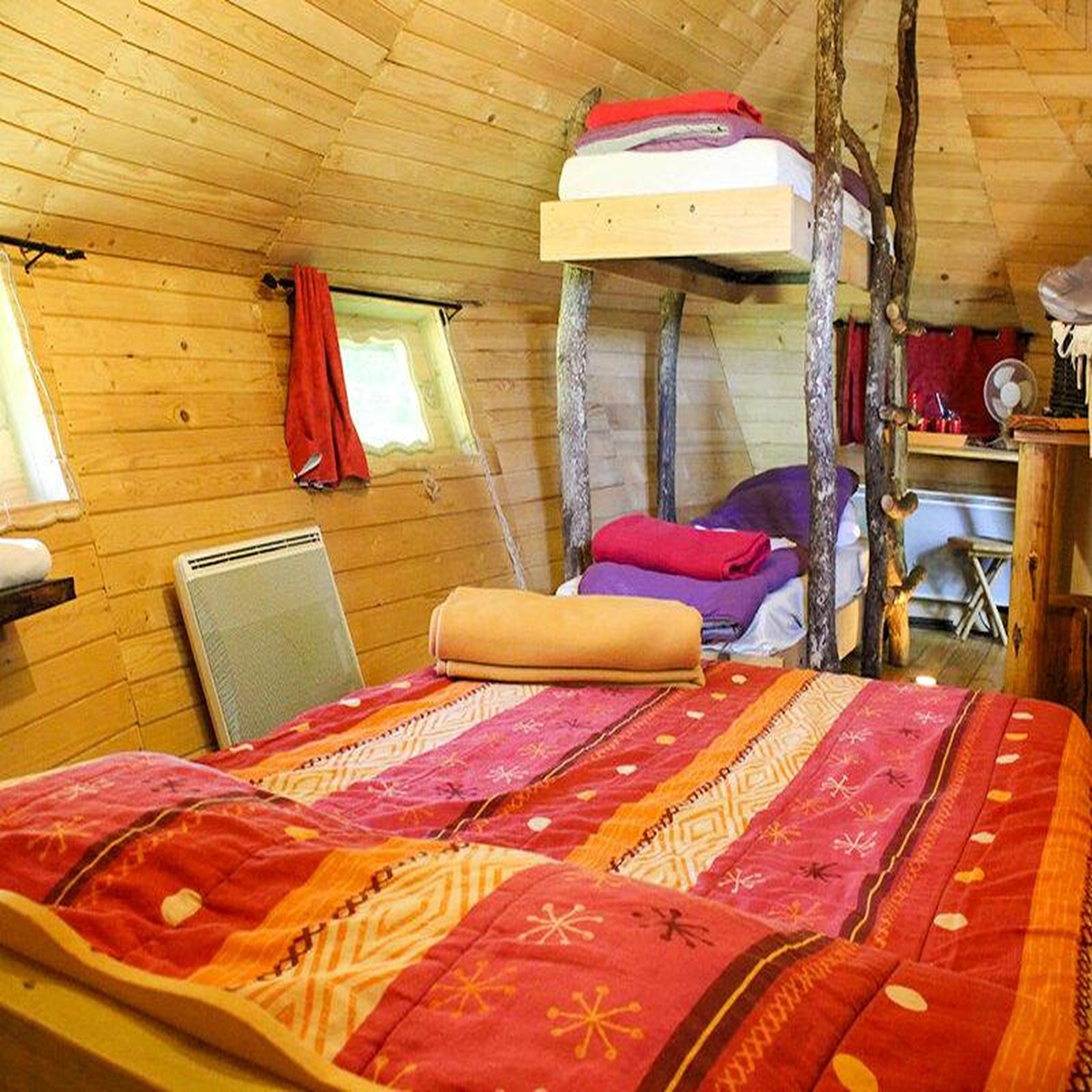 Voir la diapositive 2 : Smartbox 2 jours insolites en cabane dans les arbres en famille avec chasse aux trésors près de poitiers - coffret cadeau séjour