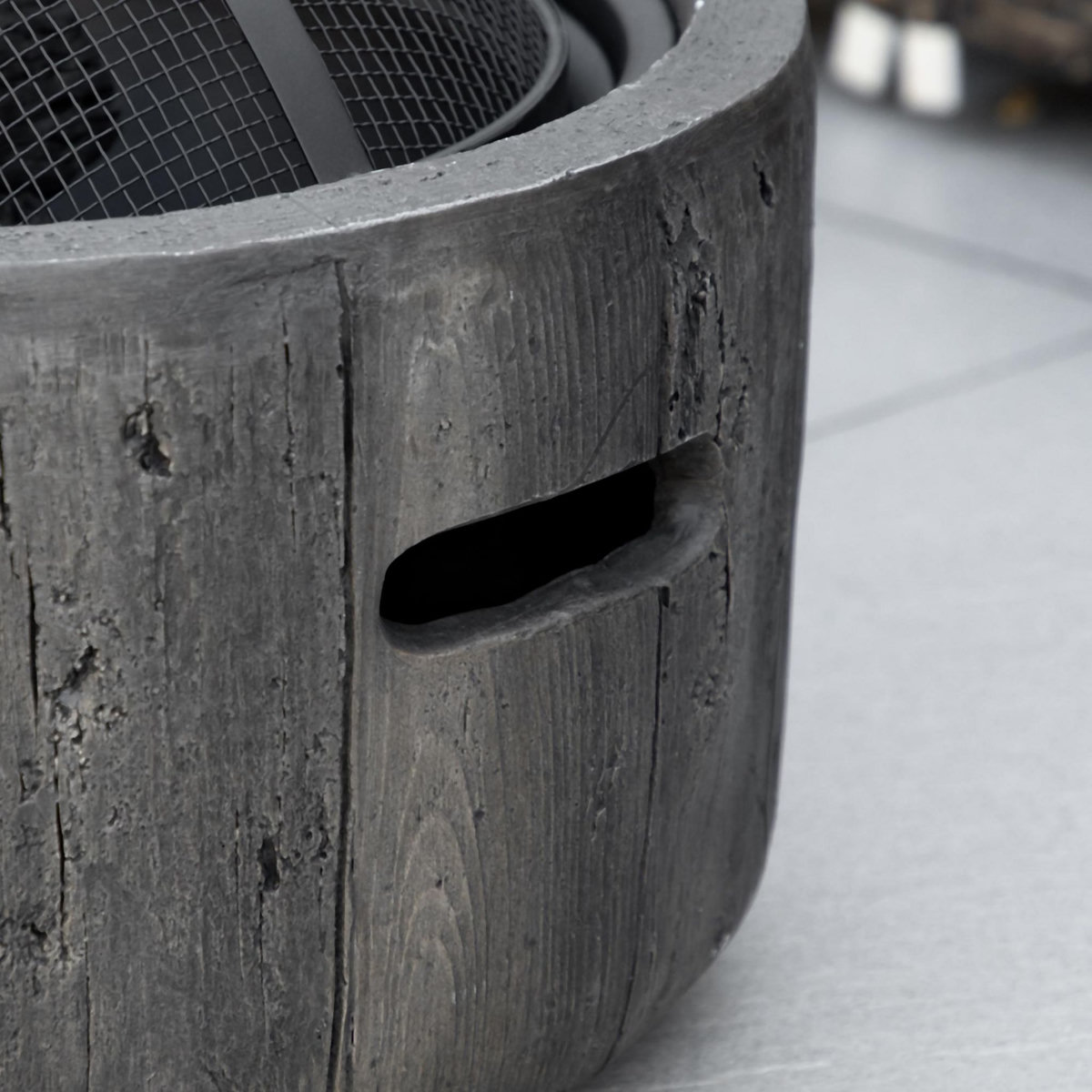 OUTSUNNY Brasero design cheminée foyer extérieur dim. Ø 45,5 x 34H cm grille couvercle tisonnier métal noir MGO aspect bois