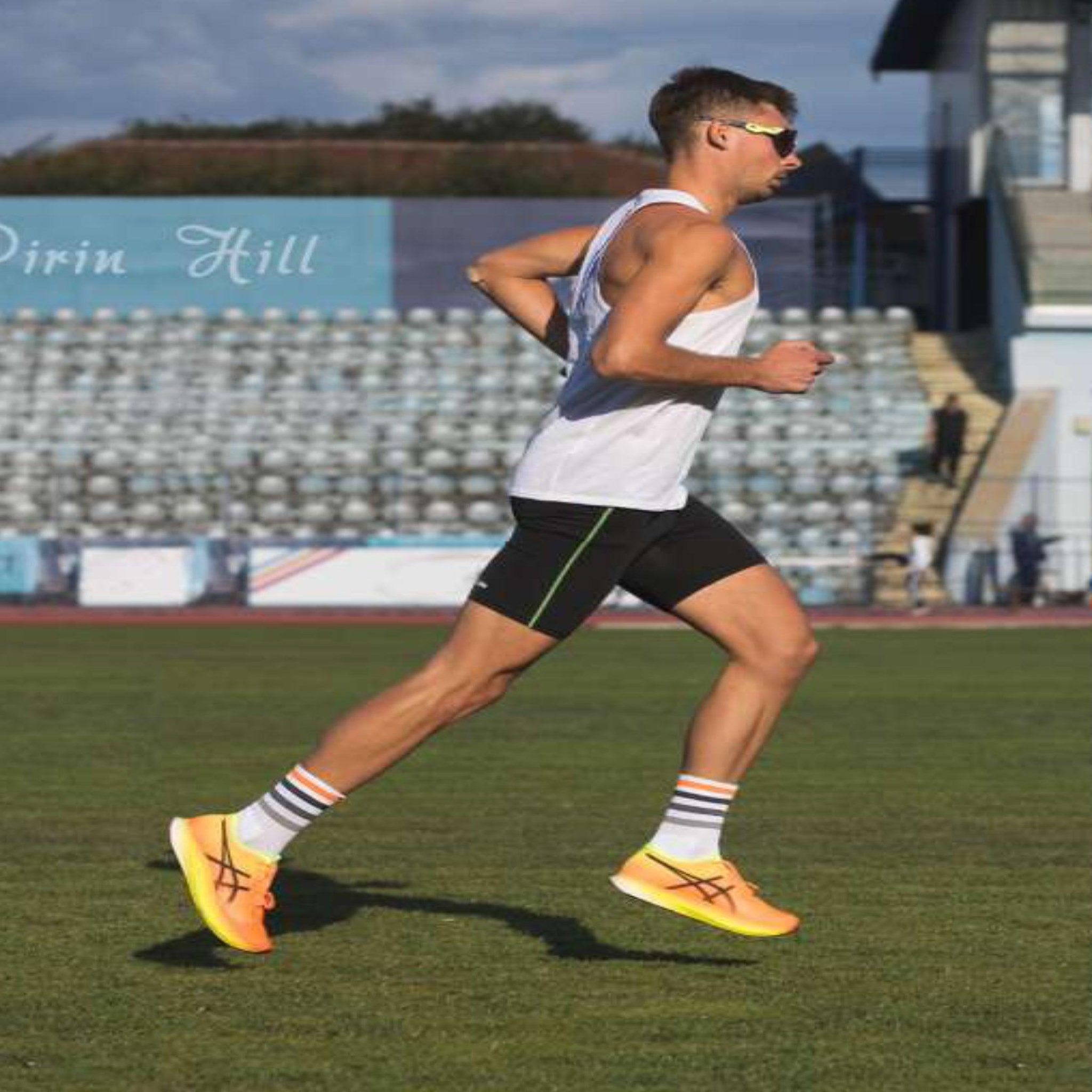 Voir la diapositive 2 : TRY TO FLY Chaussettes running microlon® blanc & gris