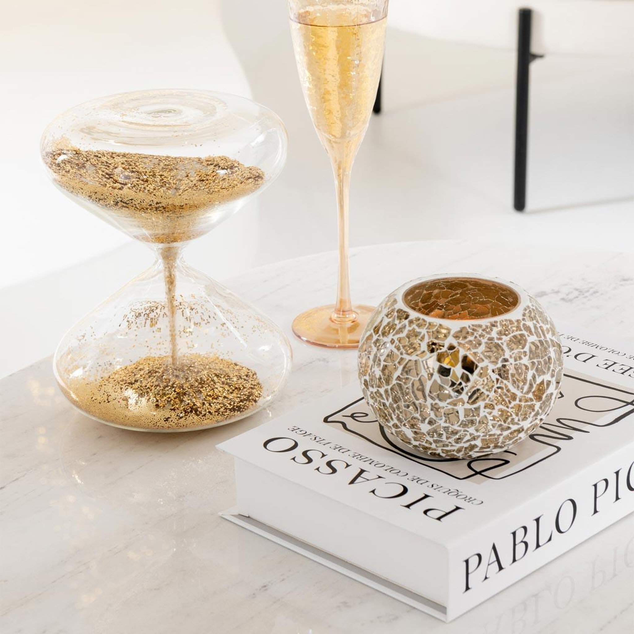 Voir la diapositive 2 : J-LINE Sablier déco en verre  paillettes  18cm doré
