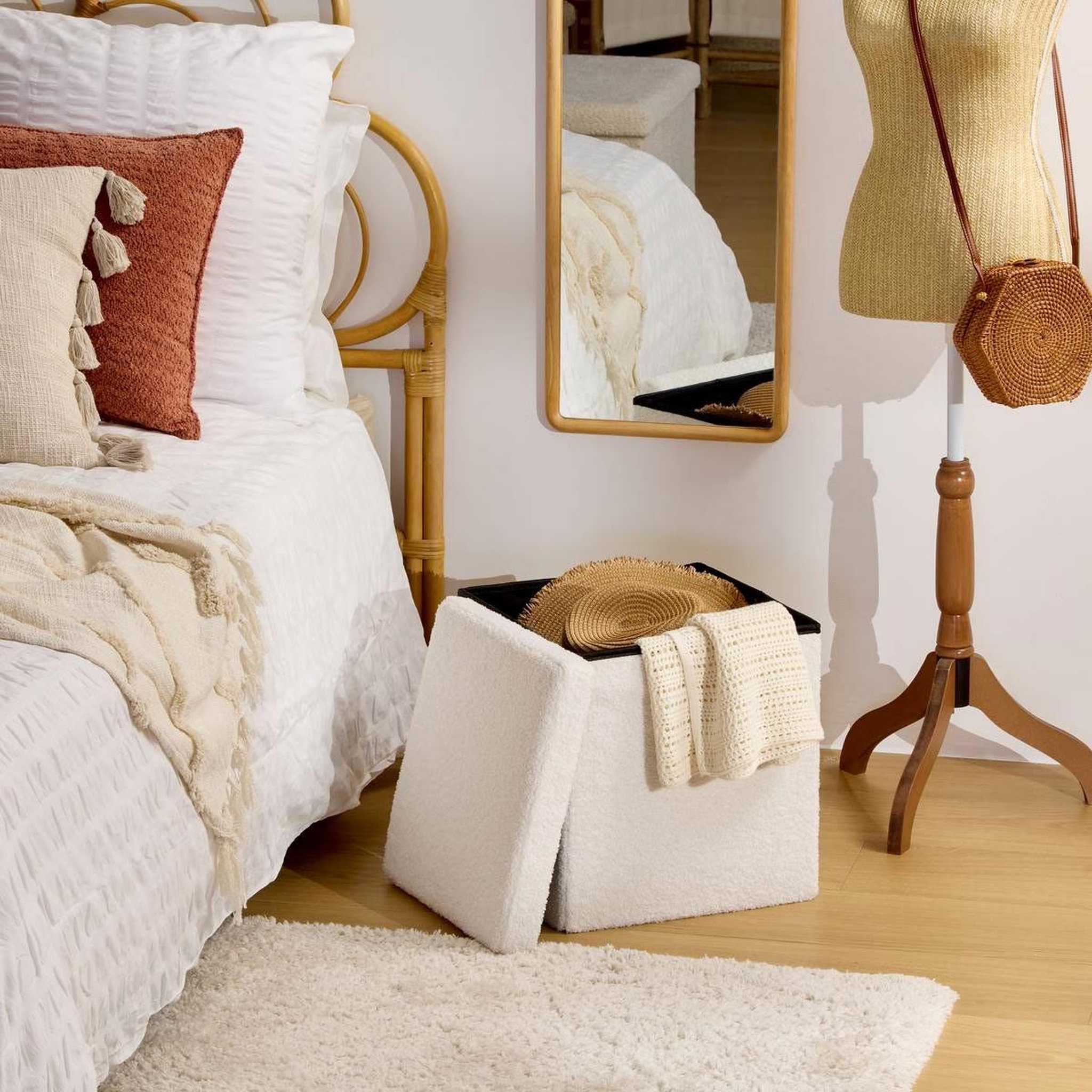 Voir la diapositive 4 : ATMOSPHERA Pouf coffre carré bouclette  jaiko  38cm blanc