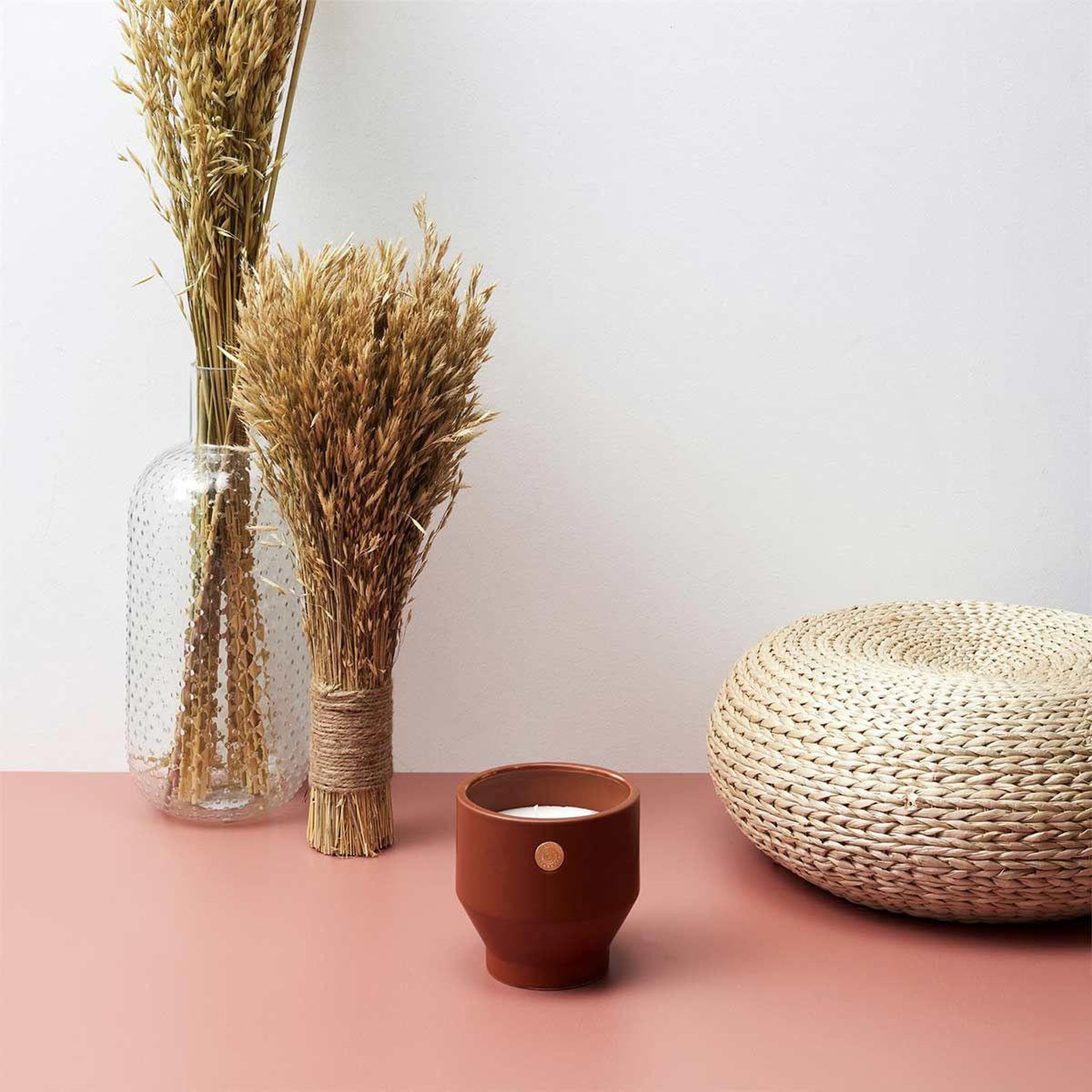 Voir la diapositive 2 : The Home Deco Factory Bougie parfumée ciment  médaillon  12cm pivoine