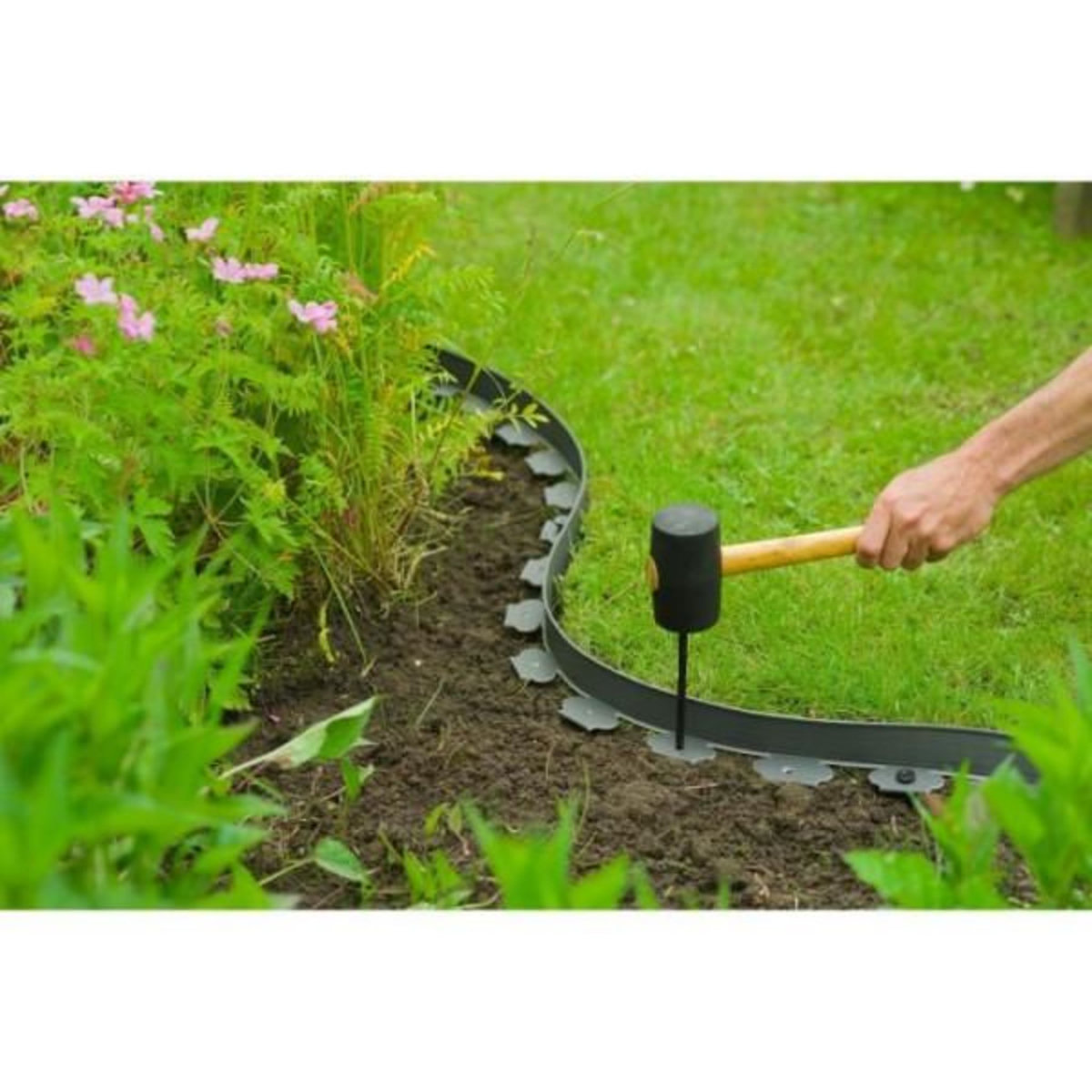 NATURE Bordure a gazon - NATURE - Gris - Rouleau - PE épaisseur 4 mm - H5 cm x 10 m - 10 clous torsadés noir - H20cm x 8 mm