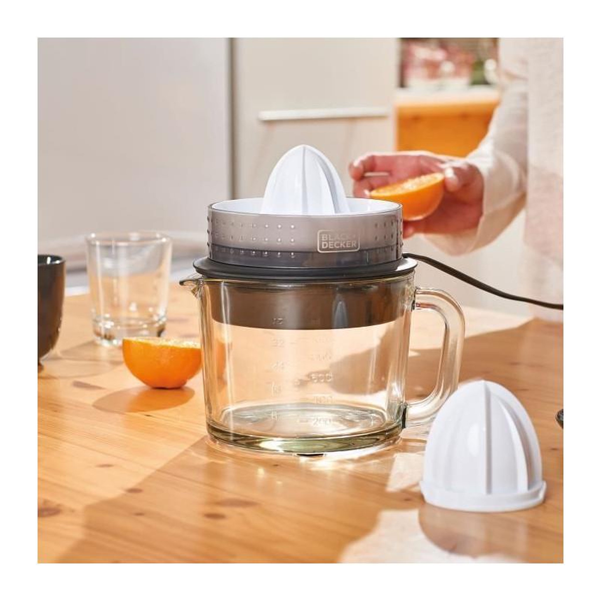 Voir la diapositive 2 : Black et Decker Presse-agrumes 30w - BXCJ30E
