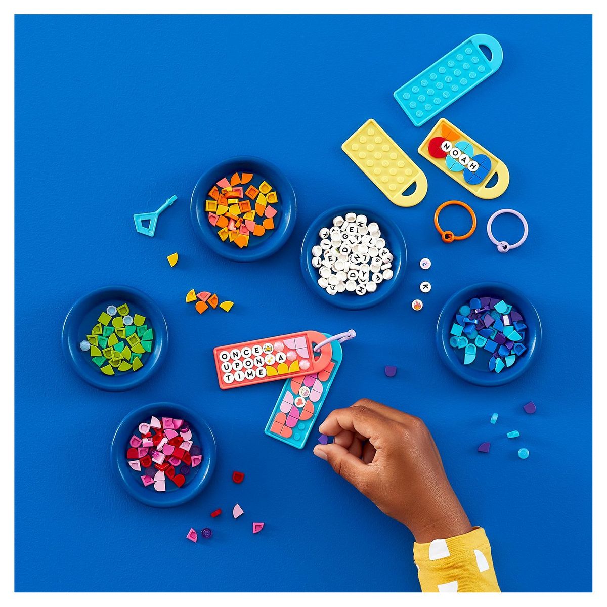 LEGO DOTS 41949 La Méga-Boîte de Porte-clés - Messages, Loisirs Créatifs Enfants