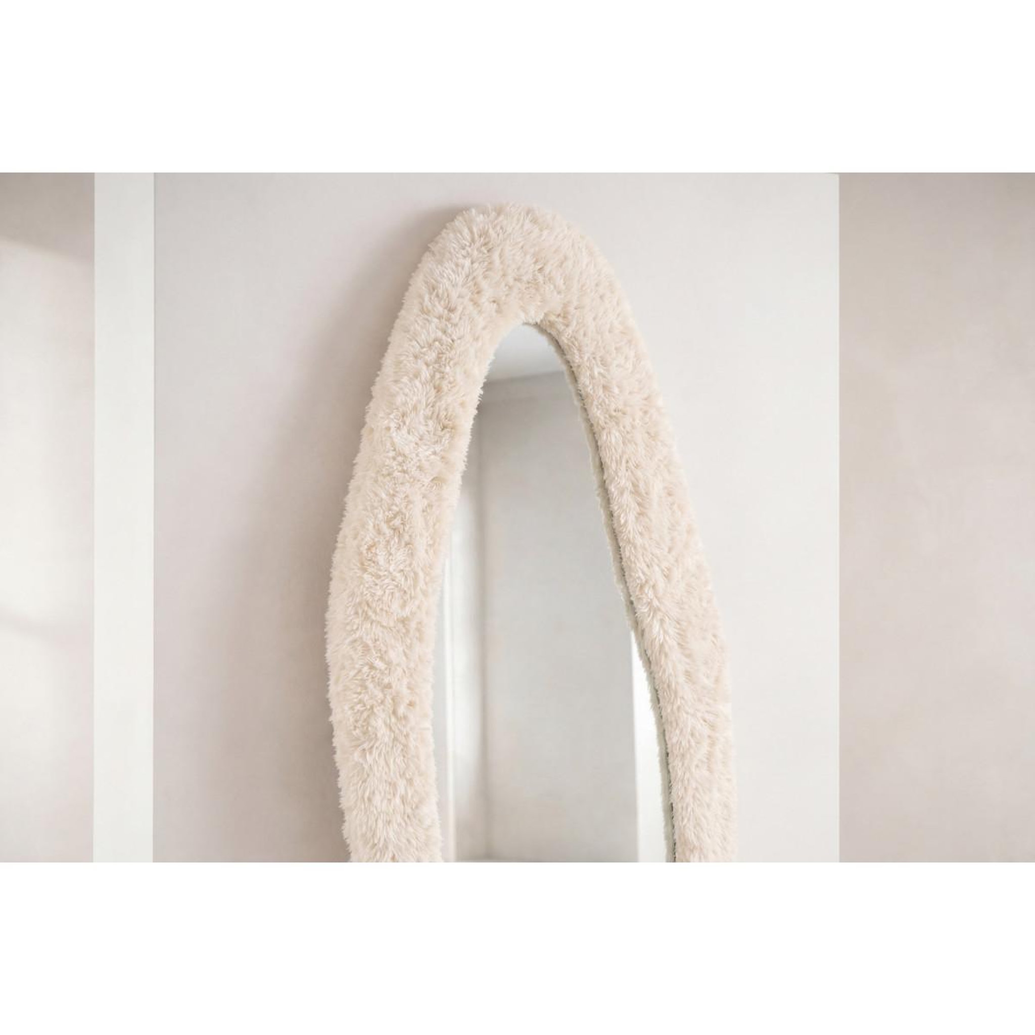 Voir la diapositive 4 : Paris Prix Miroir Imitation Fourrure  Mirza  160cm Beige