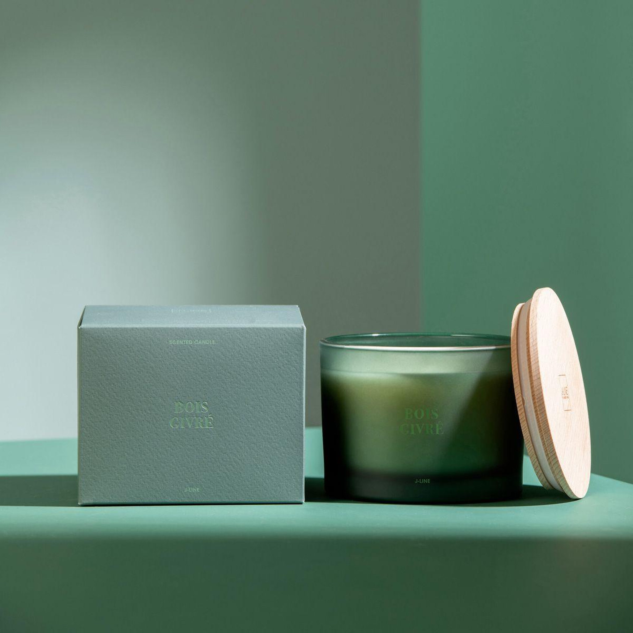 Voir la diapositive 5 : J-LINE Bougie parfumée  accords essentiels  10cm bois givré