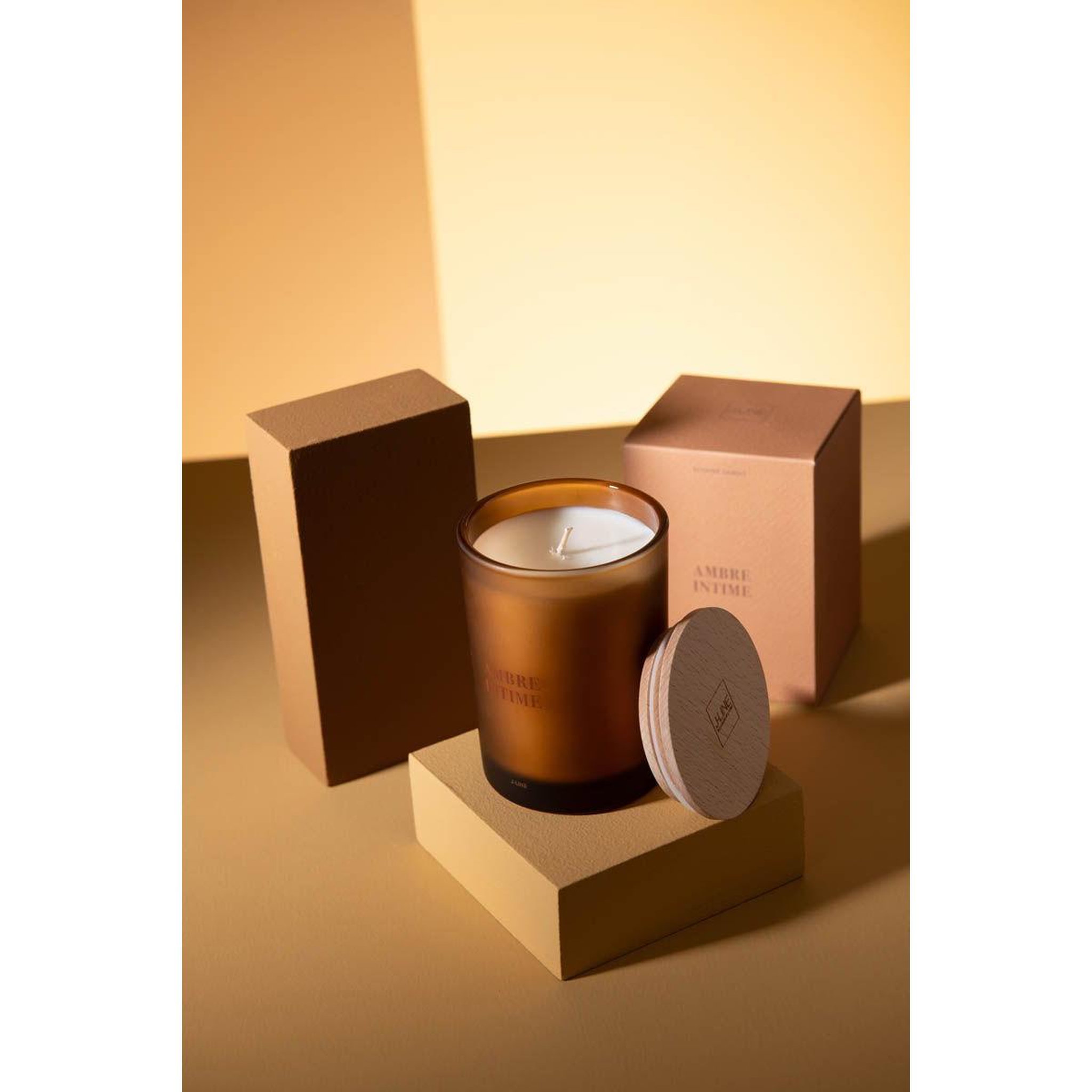 Voir la diapositive 6 : J-LINE Bougie parfumée  accords essentiels  12cm ambre intime