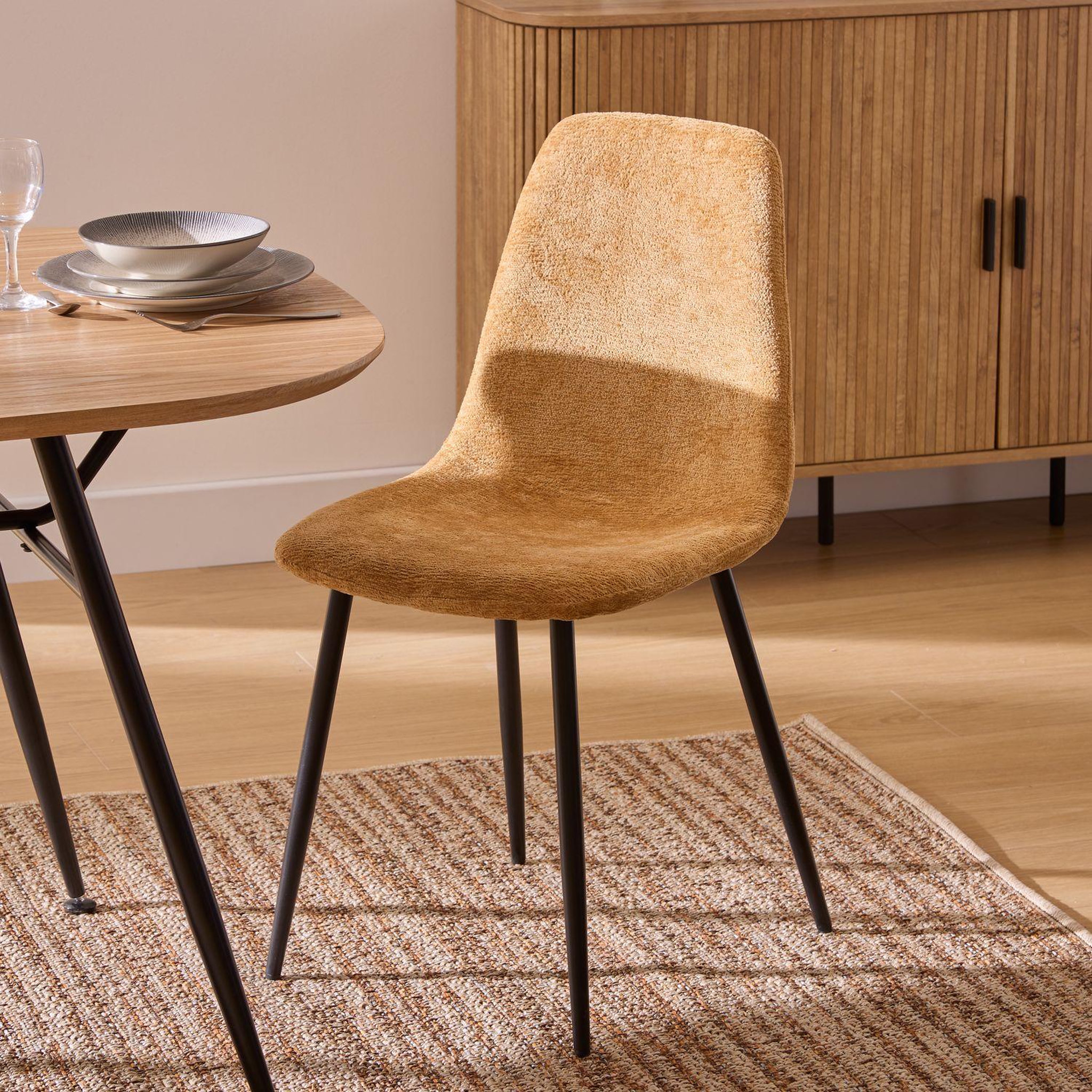 Voir la diapositive 2 : TOILINUX Lot de 4 chaises en tissu chenille et pieds métal tyka