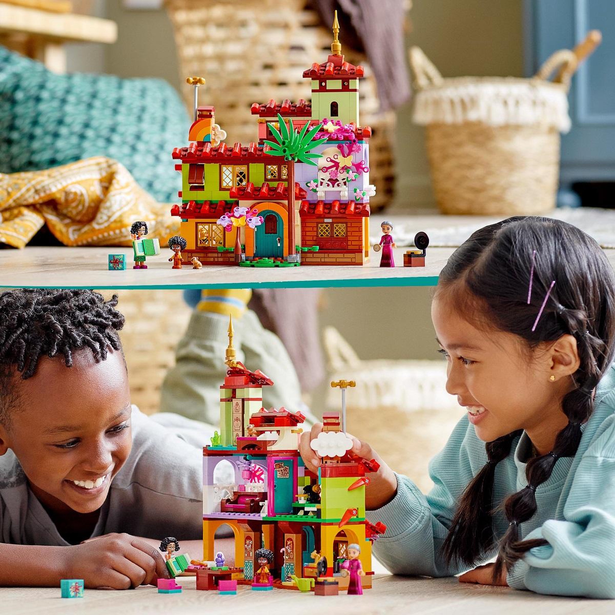 Voir la diapositive 6 : LEGO Disney Encanto 43202 La Maison Madrigal, Jouet de Construction, avec Mini-Poupées, Figurine Capybara, Cadeau Noël Filles et Garçons dès 6 Ans, Film Encanto