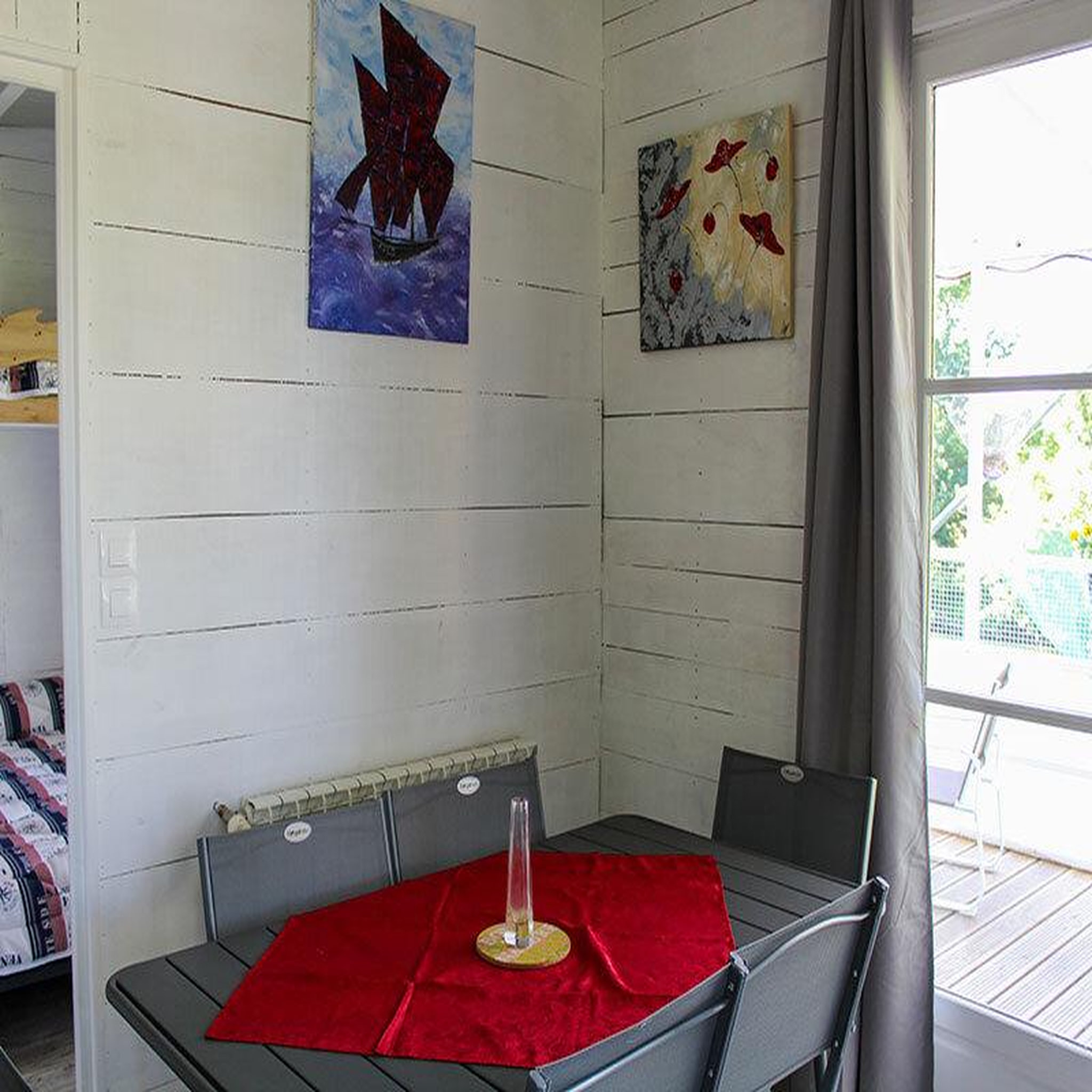 Voir la diapositive 3 : Smartbox Séjour au camping en famille : 3 jours insolites en carrelet près de cognac - coffret cadeau séjour