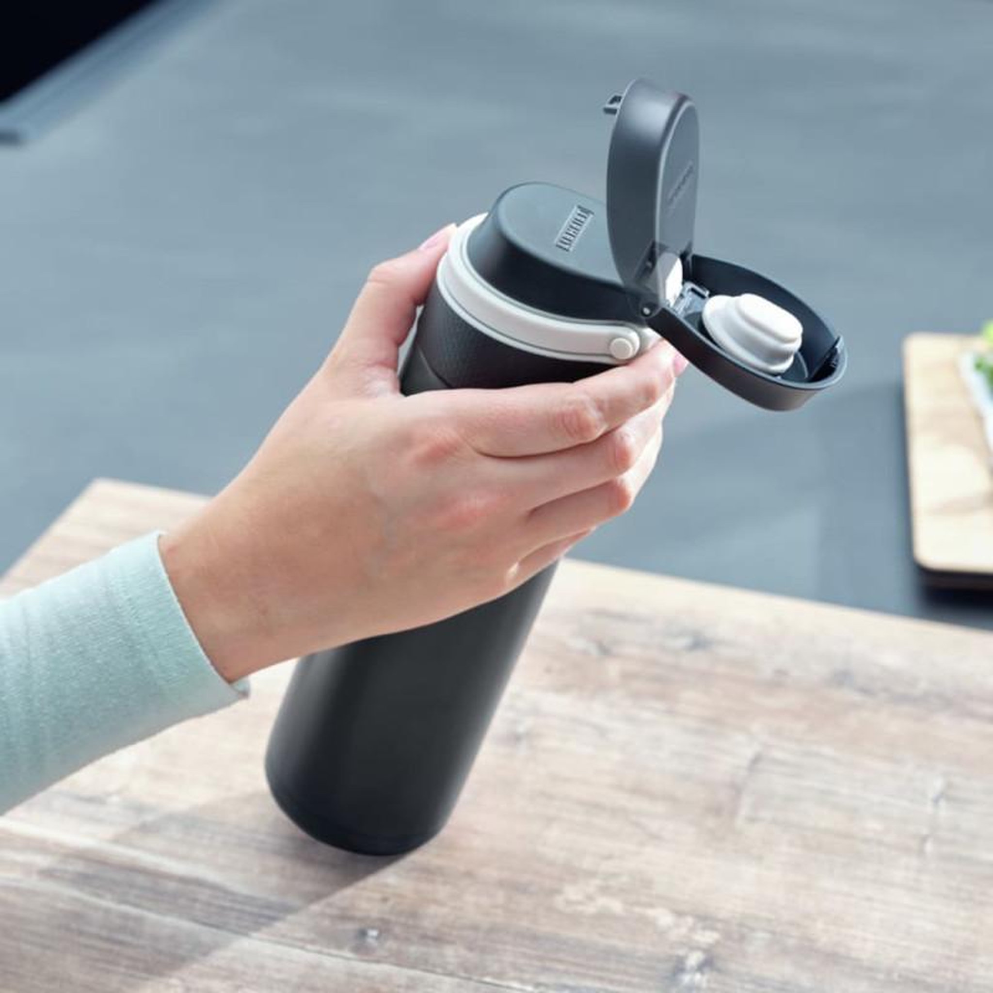 Voir la diapositive 4 : Leifheit Leifheit Bouteille thermos Flip 600 ml Noir