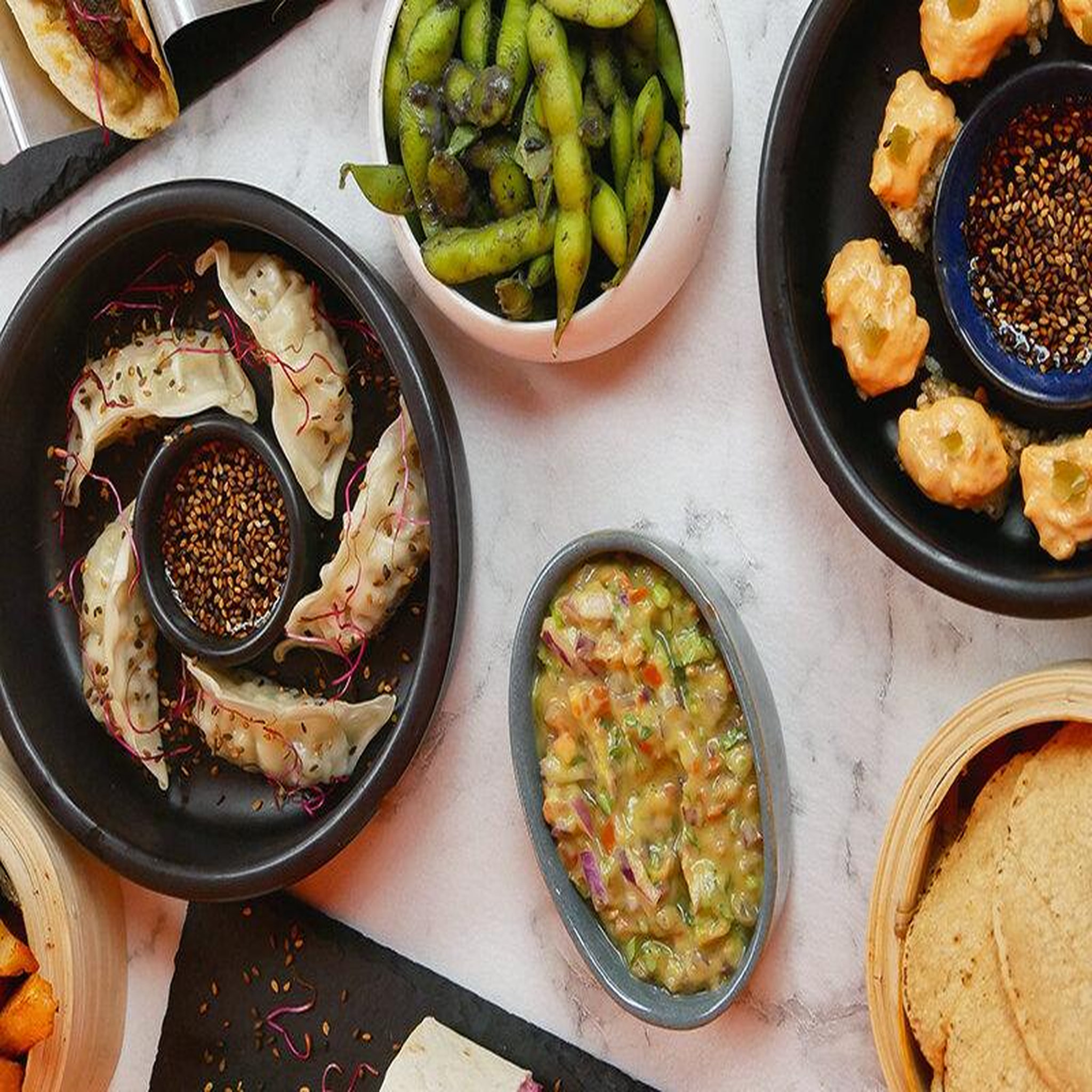 Voir la diapositive 2 : Smartbox Un dîner parisien stylé chez unplug : trois plats & cocktail pour deux - coffret cadeau gastronomie