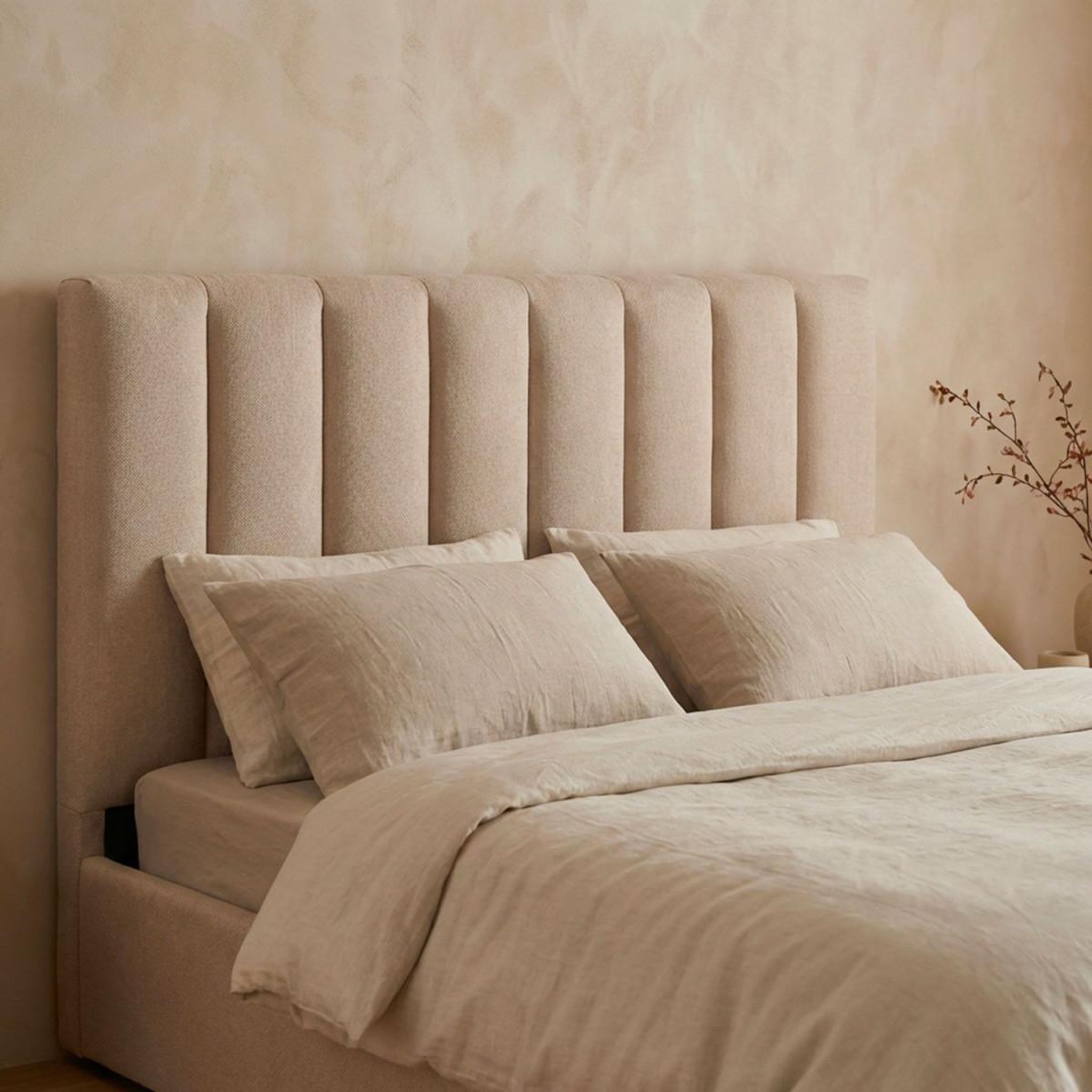 Voir la diapositive 5 : Paris Prix Lit coffre design en tissu  songa  160x200cm beige