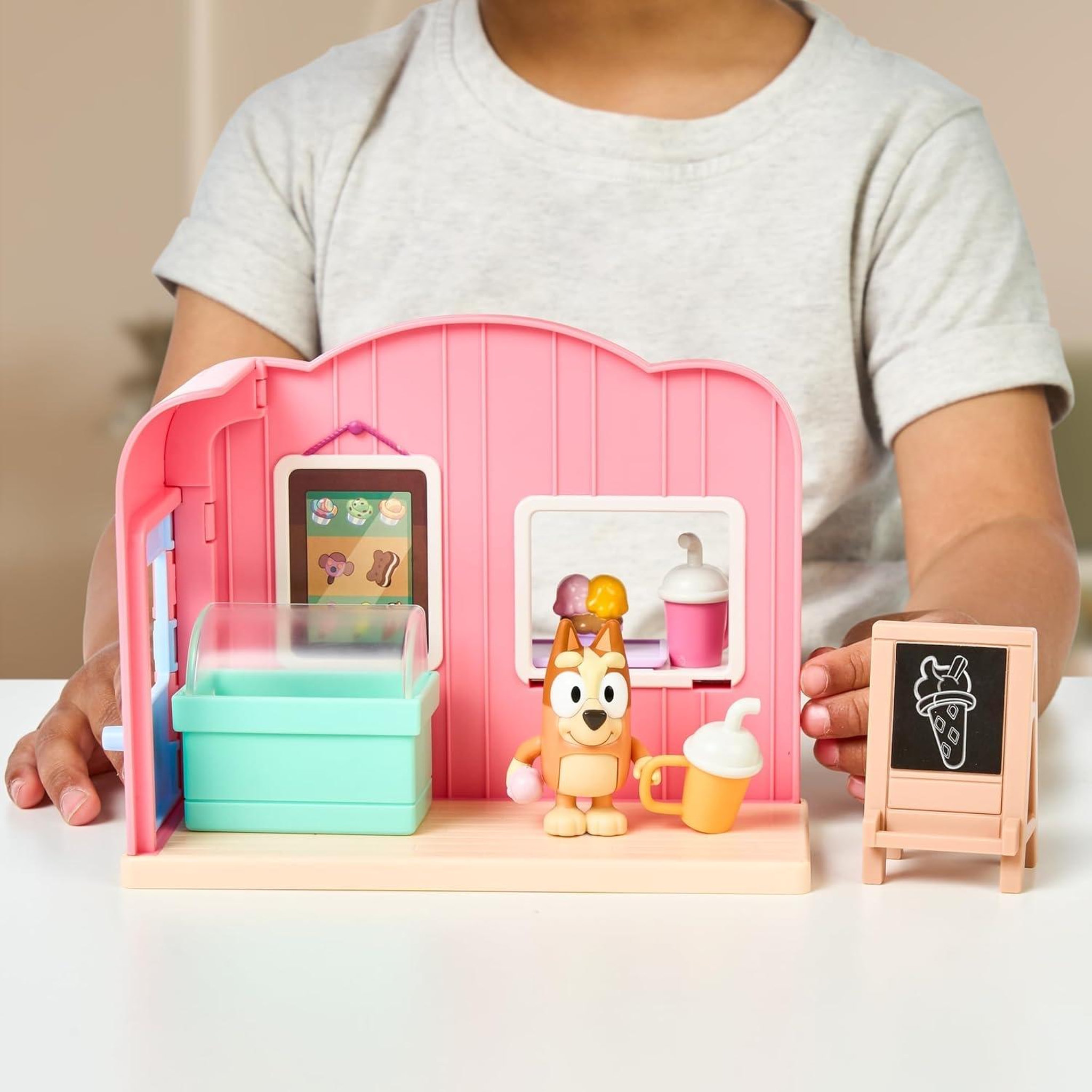 Voir la diapositive 4 : MOOSE TOYS BlueY Mini set de jeu - Magasin de glaces