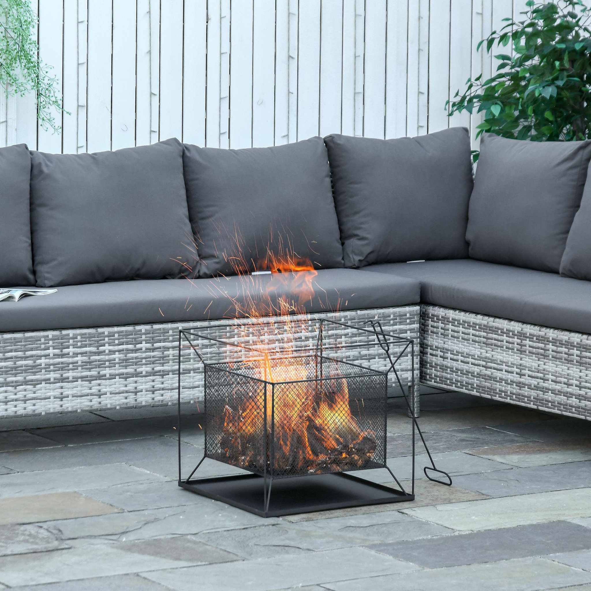 Voir la diapositive 2 : OUTSUNNY Brasero cheminée foyer extérieur carré avec tisonnier dim. 45L x 45l x 43H cm métal noir