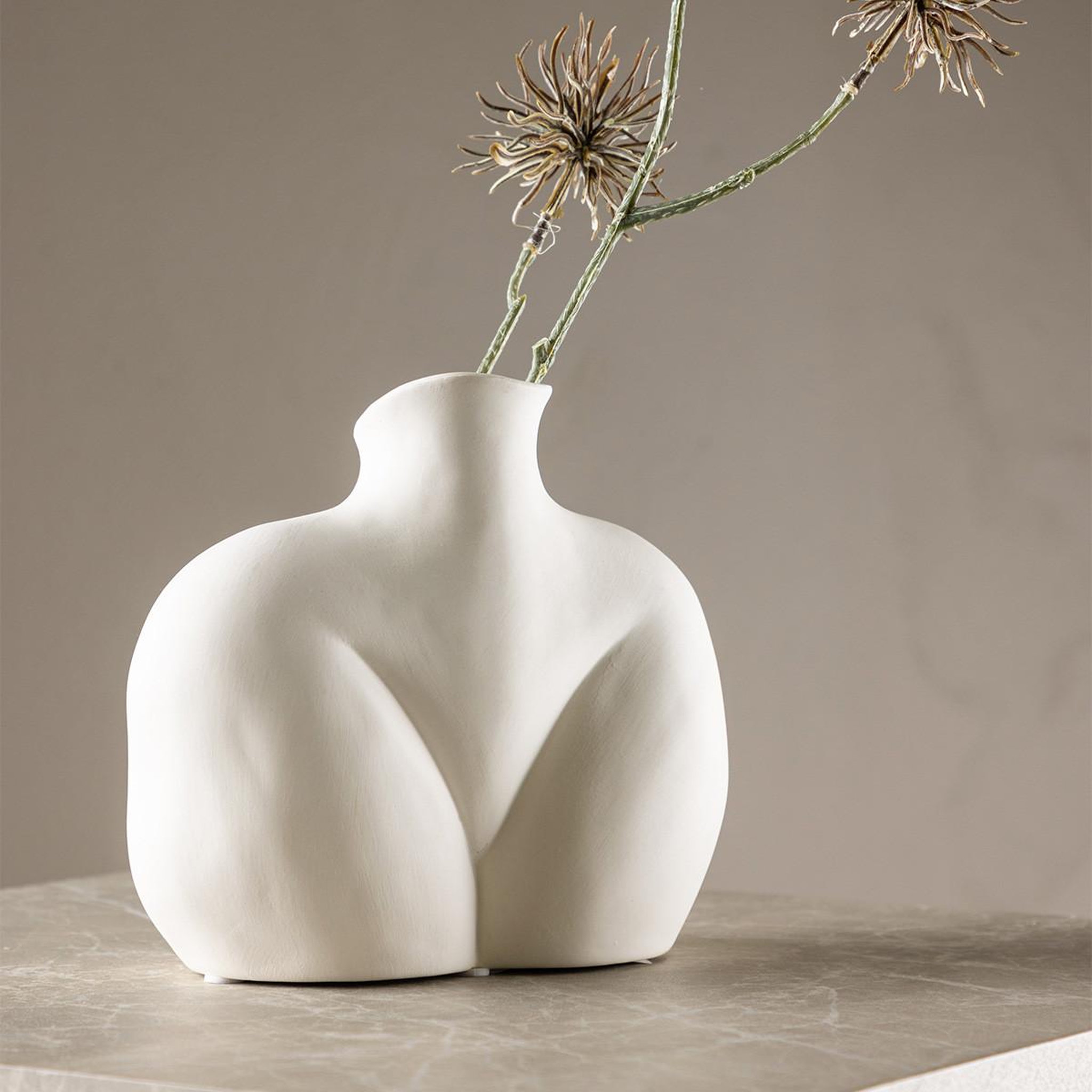 Voir la diapositive 6 : Paris Prix Vase corps féminin en céramique  harvey  17cm blanc cassé