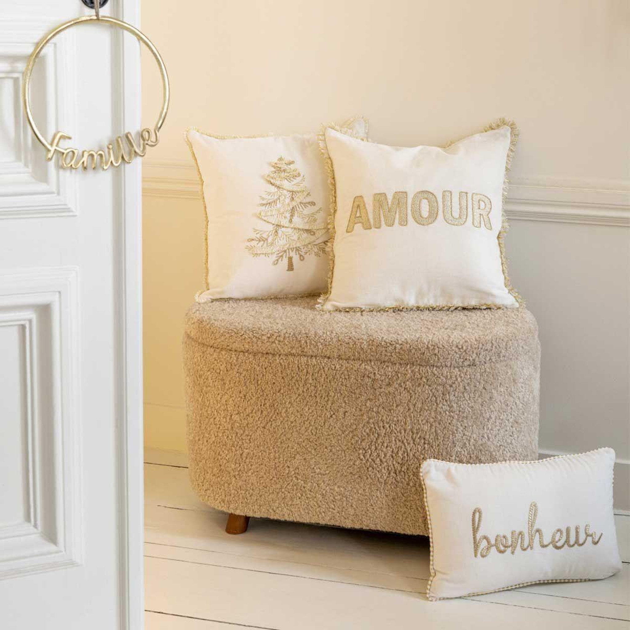 Voir la diapositive 4 : J-LINE Coussin déco sapin  ellis  45x45cm blanc