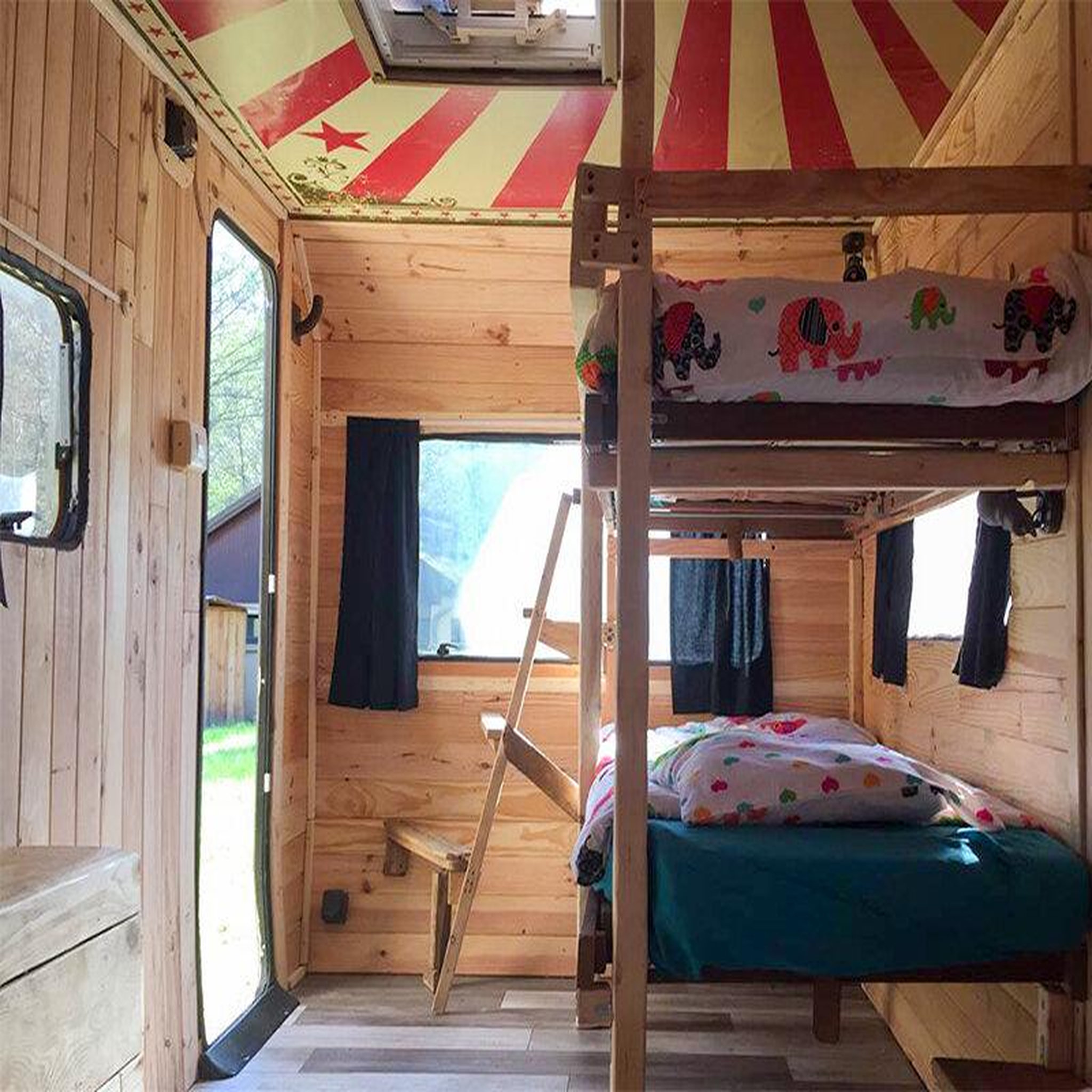Voir la diapositive 4 : Smartbox Séjour insolite en famille : 3 jours en caravane circus près de montluçon - coffret cadeau séjour