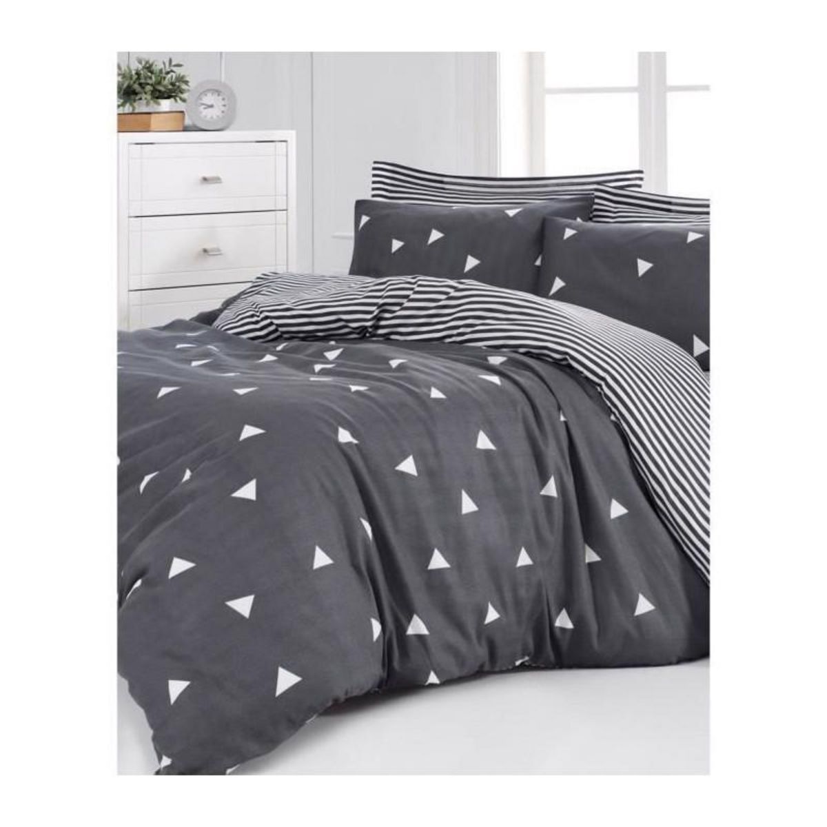 GENERIQUE Parure de lit - 1 housse de couette 220 x 240 cm + 2 taies d'oreiller 60 x 60 cm - 65% coton, 35% polyester - Gris
