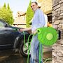 Voir la diapositive 2 : OUTSUNNY Dévidoir mural enrouleur automatique pivotant 180° tuyau 10 + 1 m avec lance arrosage support mural intégré vert